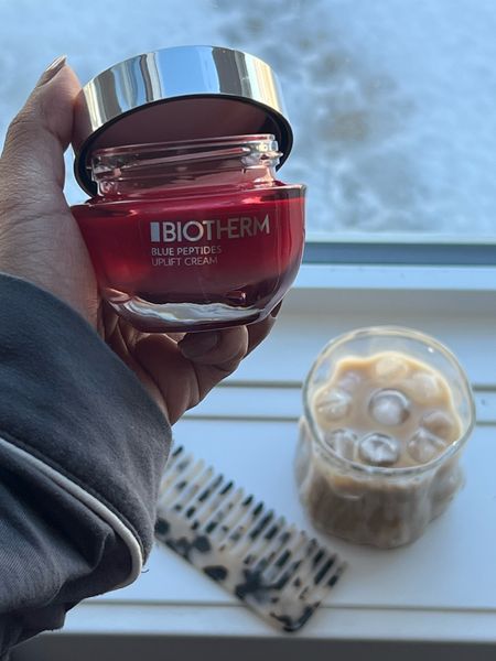 Best skincare by biotherm for youthful skin made of algae & peptides #bluetherapyupliftcream