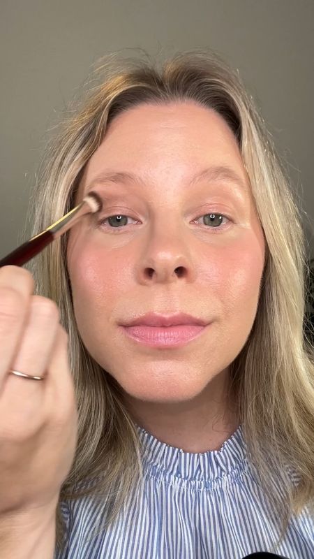 If your eyeshadow is not blending out, especially in the crease, I want you to try this! Use your skin tone setting powder as a buffer. It will help transition the eyeshadow colors and softly blend out any unwanted dark areas.

Save this video for later, give it a try and follow for more easy and everyday makeup! 

Using @lauragellerbeauty baked powder and @thebkbeauty crease brush. 

#eyeshadowtips #makeuptipsandtricks #makeuptipsforbeginners #makeupformaturewomen  #over35

#LTKBeauty #LTKVideo #LTKOver40