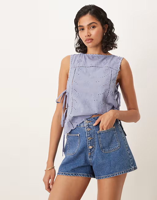 ASOS DESIGN - Short en jean avec poches devant - Bleu délavé moyen | ASOS (Global)