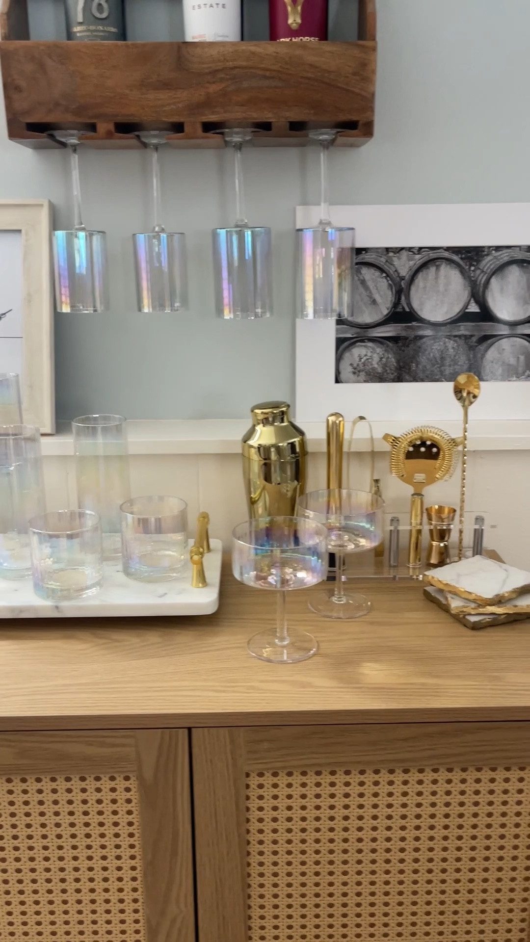 Cute bar cart set up



#LTKhome #LTKparties #LTKstyletip