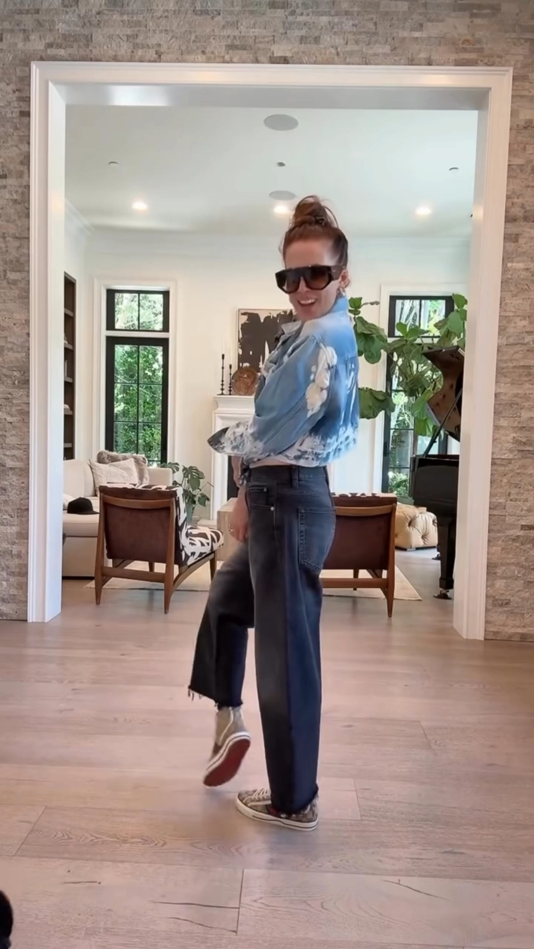 Who knew barrel jeans could be so versatile right!!?? Here is some inspiration on how to rock them 4 different ways! From casual with a tank to a sophisticated look with a blazer, embrace your style and let those jeans take you to “IT” girl status. Dressing cute helps you feel confident and Confidence is the best outfit! 💪✨ Love to you all!! Happy Hump Day! 

•These amazing jeans, The Bubble Crop, were gifted by @FRAME BRAND, a brand I have worn for years. Thank you so much, I love them!! 

#framejeans #fashionover30 # styletips #barreljeans #barreljeansoutfit  # timelessfashion # casualoutfits #rockchic  # buildingcapsulewardrobe  #styleadvice #styleadviceforwomen #styleadvicedaily #styleoftheday #springoutfitinspo #summeroutfitinspo #springoutfitinspiration #summeroutfitinspiration #springstyle #summerstyle #springstyleinspo #summerstyleinspo #stylistsofinstagram #stylistadvice #ootdtoday #springstyle #summerstyle #fashionover30 #fashionover40