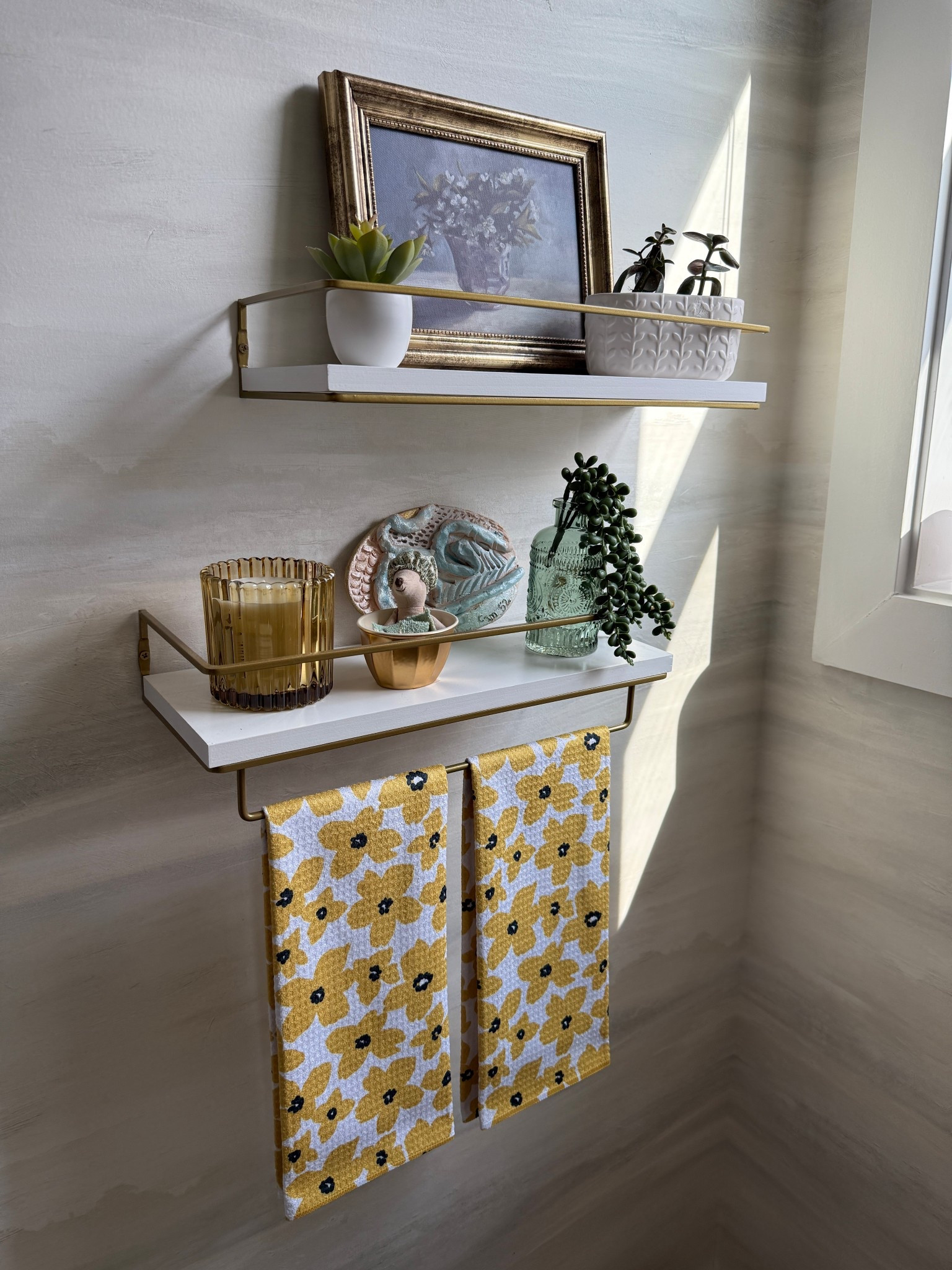 A little sunshine goes a long way ☀️
We styled the powder room with pops of yellow to bring warmth and energy into this compact space.
