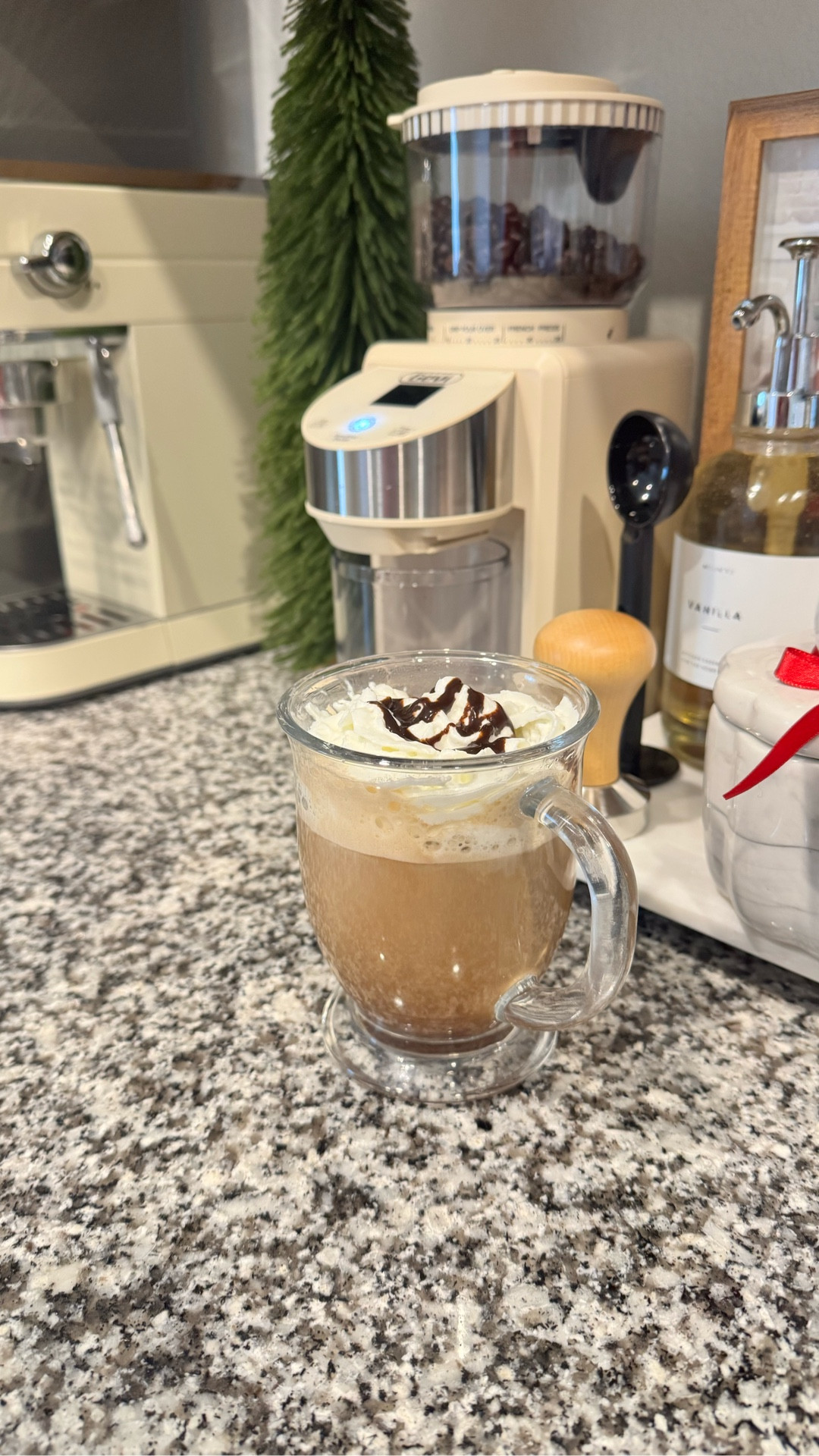 ✨Con mi nueva cafetera eatoy logrando mi sueño de ser barista en casa.
✨he logrado hacer diferentes tipos de cafe.
✨moler el cafe es una de mis cosas favoritas en mo casa queda el olor impregnado.
@gevi_global