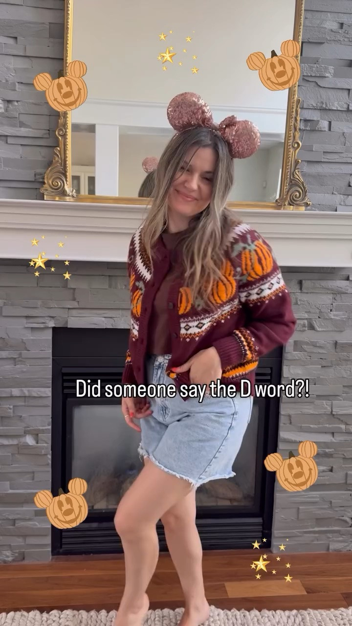 But seriously I’m over here currently manifesting the Super Bowl of Disney @disneyd23 for next year, as I follow along on all this year’s content! Did someone say the D word?! Because I’m always ready. Let’s manifest it!
.
Need the links 🔗 for all these adorable @disney @oldnavy Halloween pieces just let me know! Some are extra 30% off 
.
@disney @disneystudioscanada let’s manifest it! #manifest #disneyobsessesed #disneyhalliween #d23 Disney Super Bowl, d23 , Disney fans, Disneyland, old navy Halloween, Halloween, Disney Halloween party