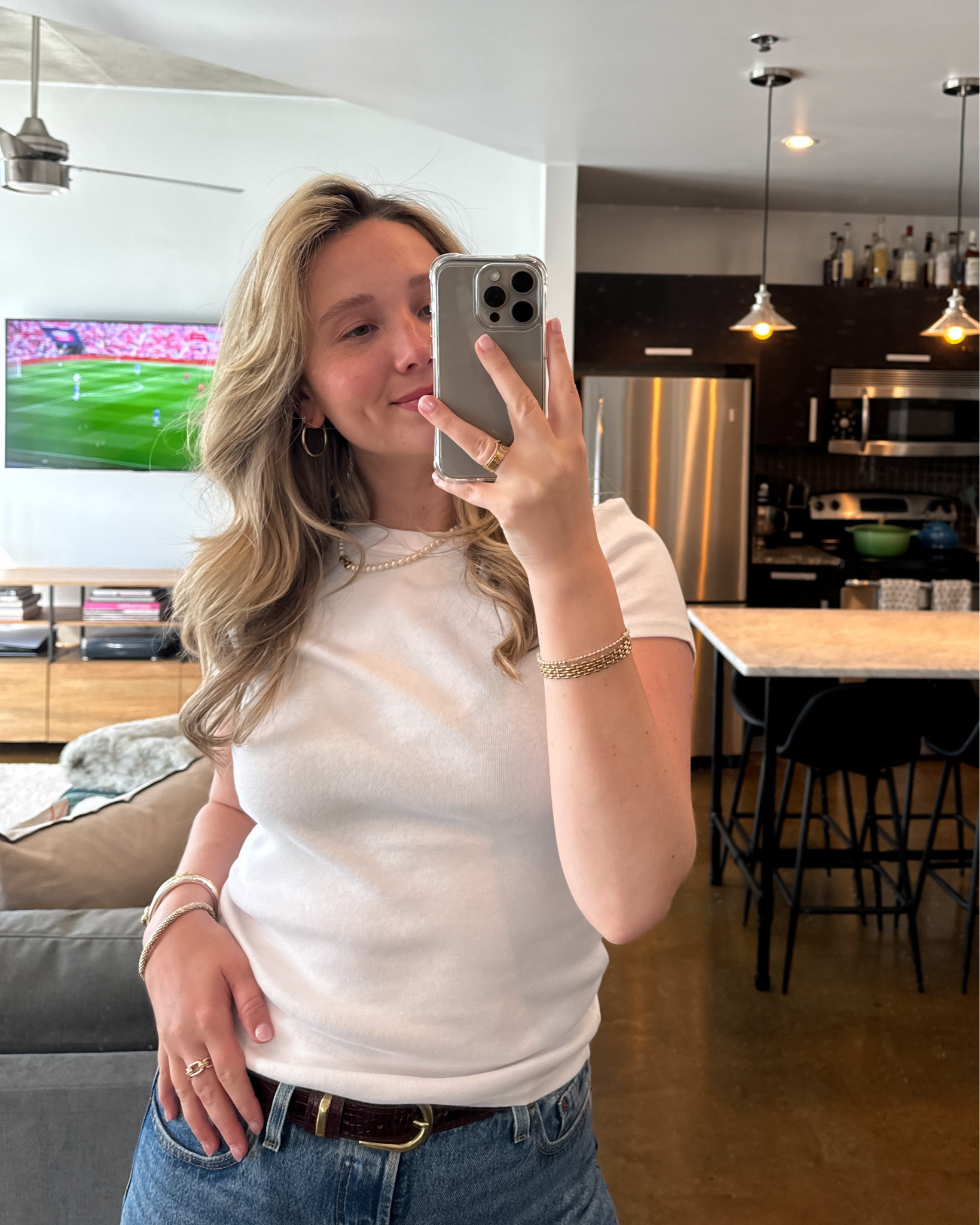 love a simple jeans + t-shirt fit 🫶🏼

minimal style, classic white tshirt, levis, fall denim, fall fashion, mixing metals, two toned jewelry 

#LTKFallSale #LTKSaleAlert