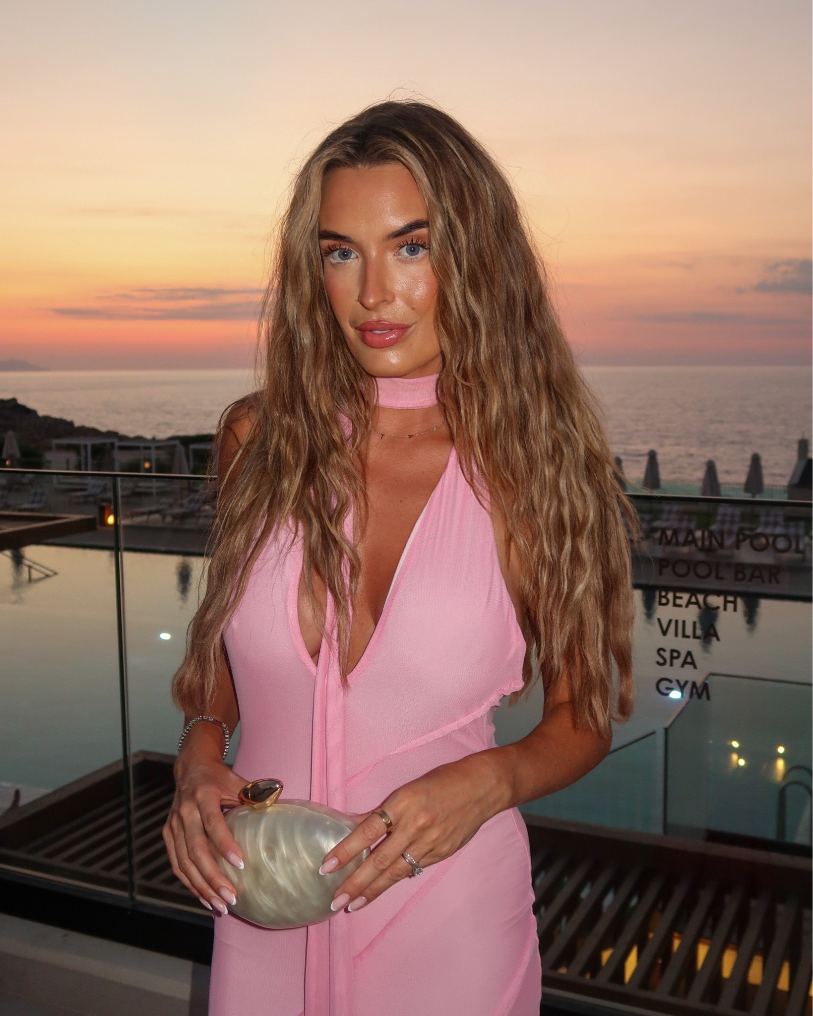 I don’t wear pink…  but on this occasion 💕

The dress was made for a sunset! The photos vs the moment 📸  Comment ‘link’ if you’d like dress details sent to your inbox 🫶🏻