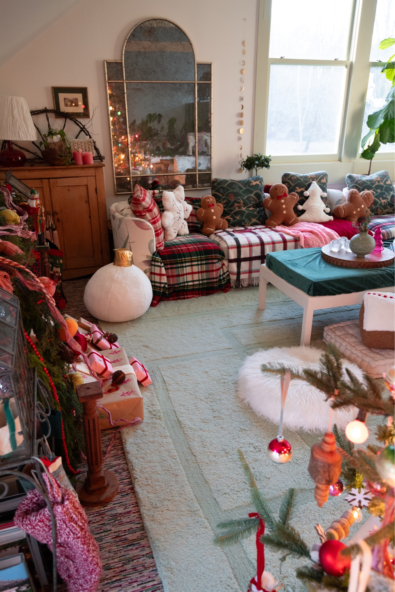 Layered rugs make the space extra cozy! This color is pistachio ✨🌲