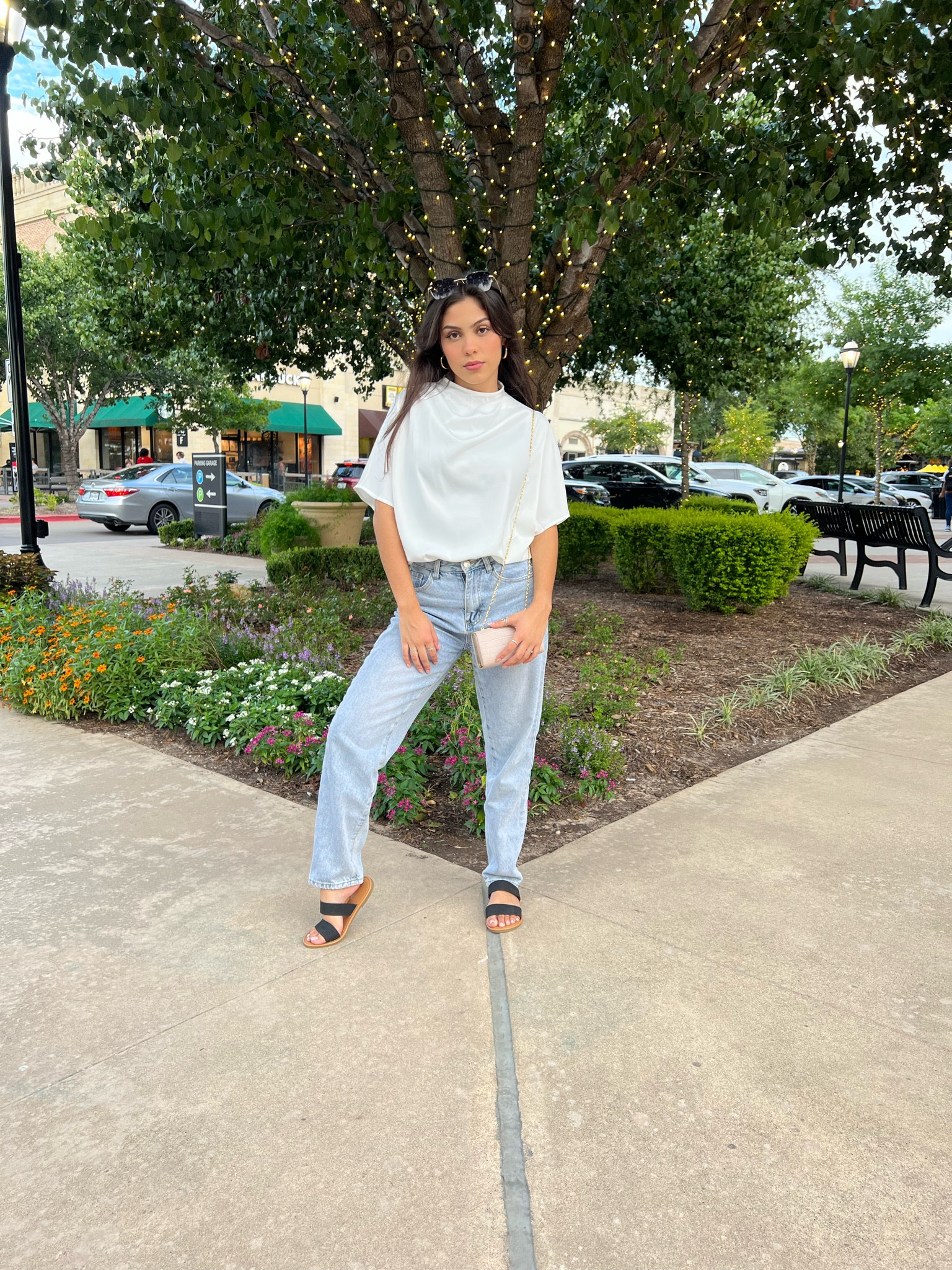 White flow too in size S
Jeans in size XS 💙

#LTKHoliday #LTKworkwear #LTKSeasonal