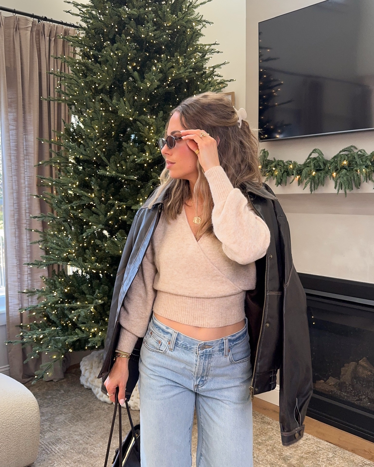 This cropped sweater is so soft and gorgeous! I have it slightly tucked but you can keep it longer if you’d like 🥰

#aritzia #croppedsweater #winteroutfitinspo #winterootd #holidaypartyoutfit

#LTKmomlife #LTKSeasonal #LTKootd