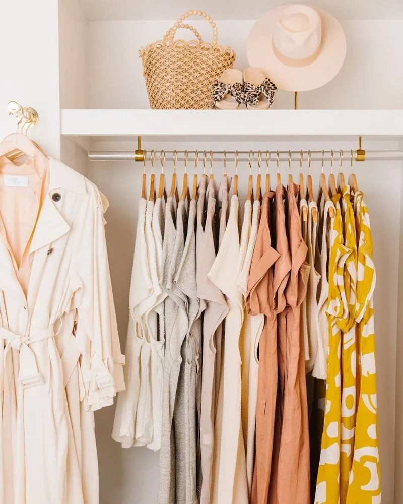 Lucite Closet Rod for Retail Dressing Rooms - LuxHoldUps | Luxholdups