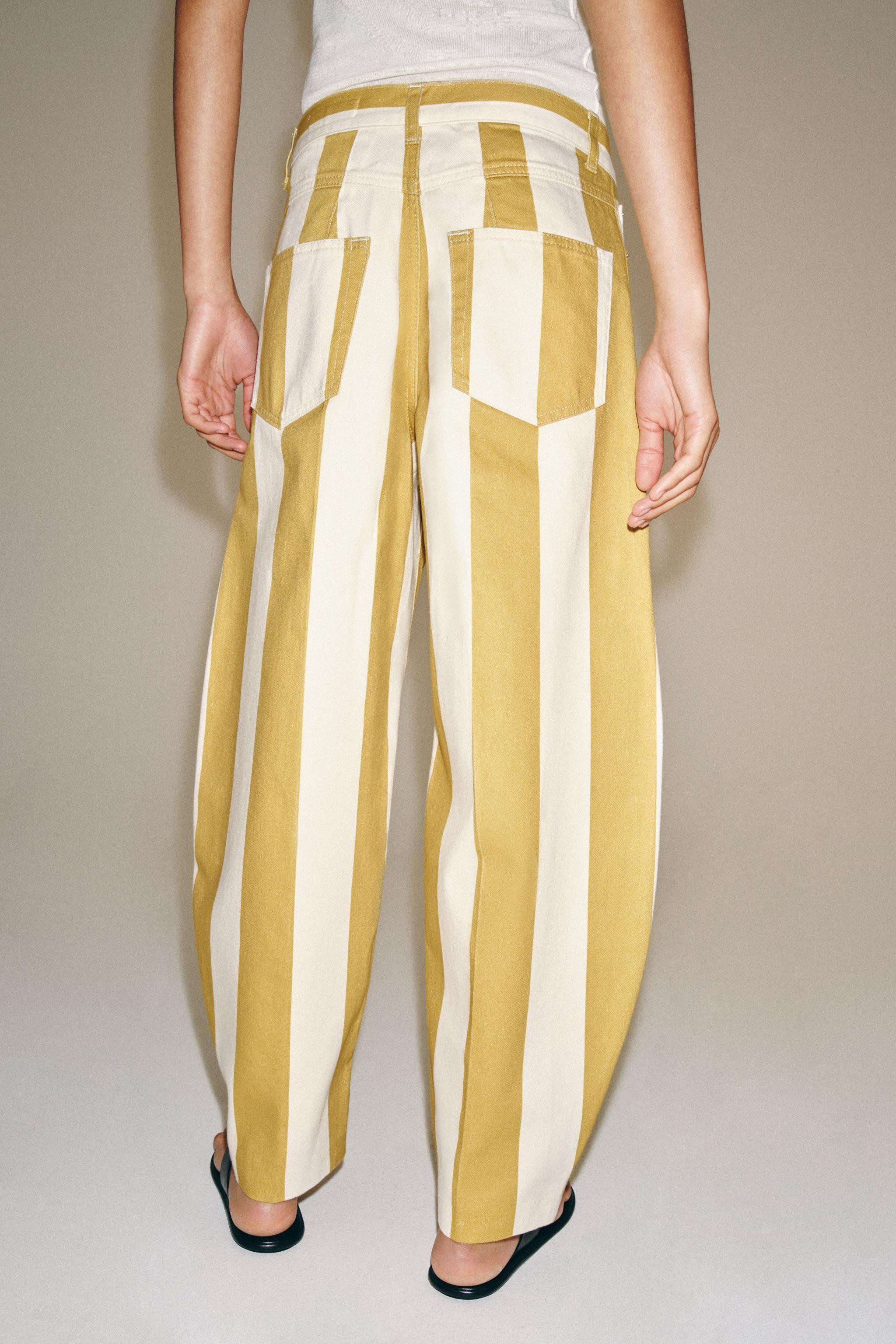 ZARA WOMAN COLLECTIONHigh-rise jeans with belt loops at the waist. Five-pocket design. Contrastin... | Zara US