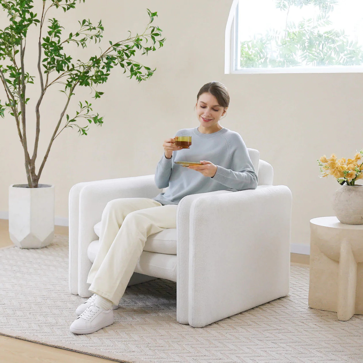 Kallen Modern Lounge Armchair | Luxurious Comfort | Chita