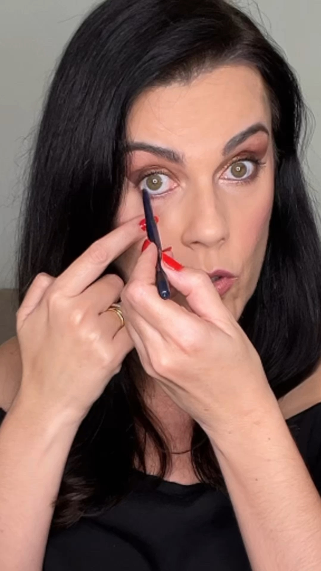 🐼➡️ Você gosta de usar lápis na linha d’água mas vive que nem um panda?!

Precisa selar este lápis com sombra pra que isso não aconteça. 

Mesmo que o lápis seja de longa duração, eu te aconselho selar, o acabamento fica muito mais bonito, valoriza a sua maquiagem. 

Sela com a mesma sombra que você marcou o côncavo, não tem erro. Se não usou sombra, escolha um marrom, selar com preto pesa demais na maioria das vezes. 😉



#LTKbeleza #LTKbrasil