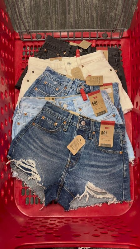 A Summer MUST HAVE! Levi’s denim shorts😍