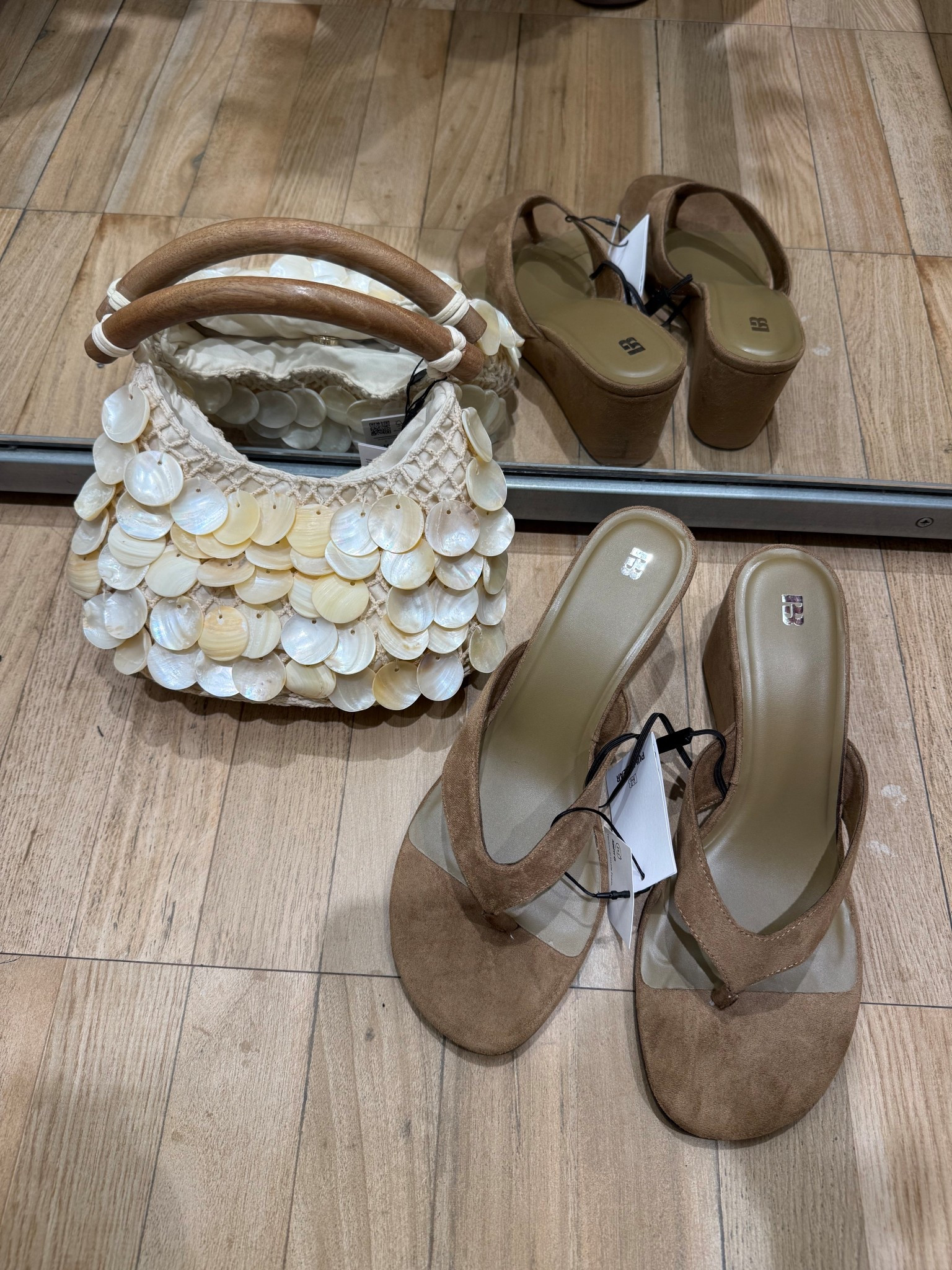 BAG & THONG SANDAL COMBO🙋🏽‍♀️
#pullandbearcommunity
AD
Beaded embellished clutch date night taupe wedge heel pull & bear holiday spring summer outfit inspo accessories partywear party Barcelona Ibiza 

#LTKshoes #LTKpartywear #LTKbag