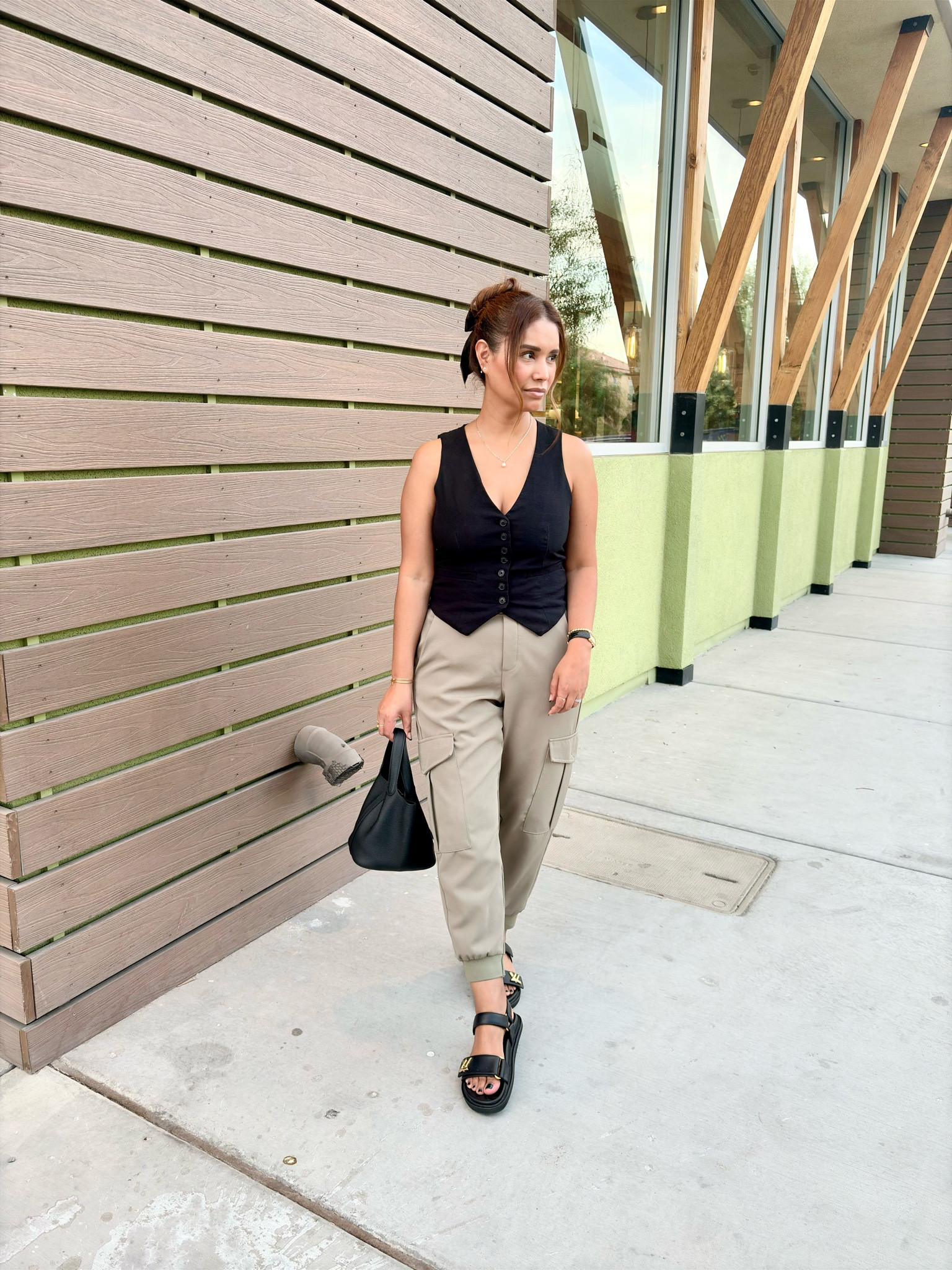 Similar styles linked

#LTKFindsUnder100 #LTKStyleTip #LTKFindsUnder50