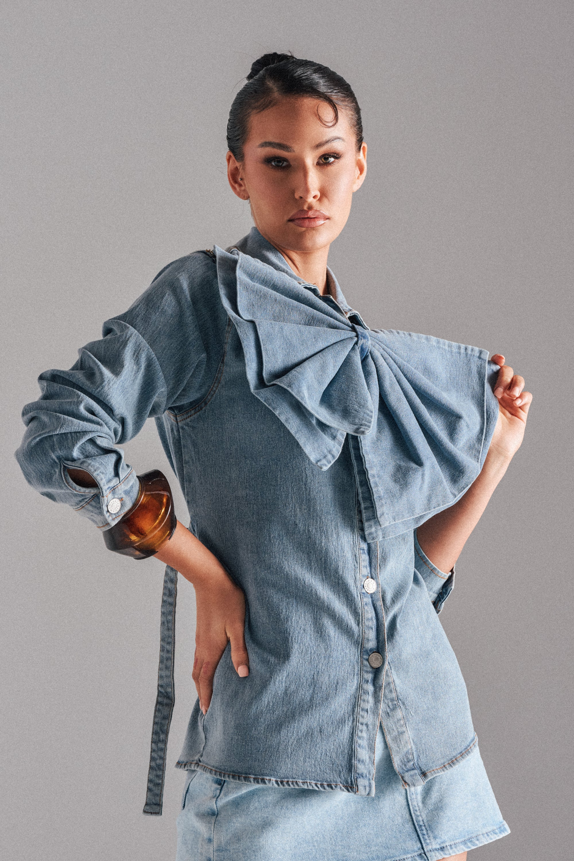 TWO-TONE BOW DENIM BUTTON DOWN SHIRT | AKIRA