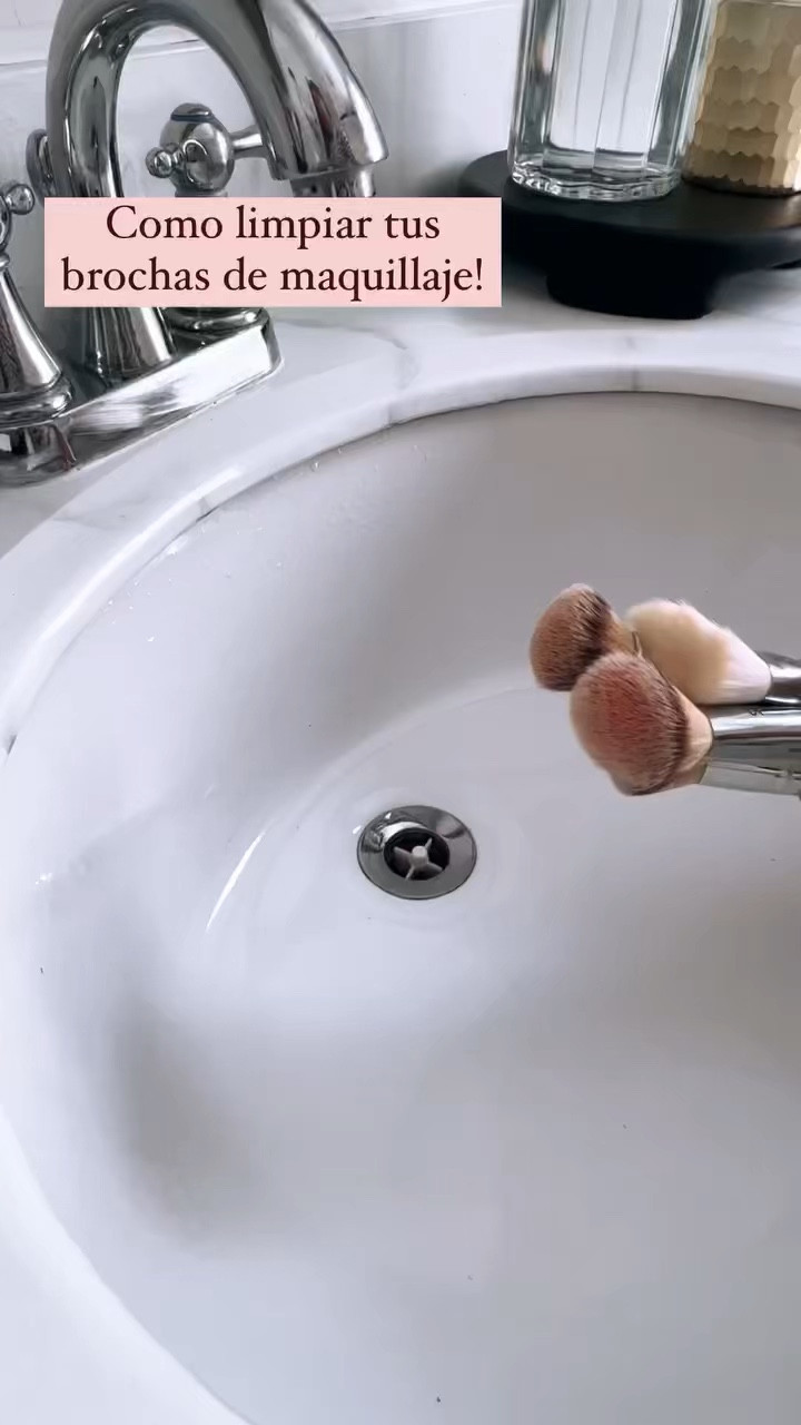 Tener nuestras brochas de maquillaje es fundamental para lograr uña maquillaje natural y también evitar reacciones alérgicas ya que las brochas sucias podrían producir bacterias, etc.


Así que cómo limpiarlas? Muy simple:


1. Humedece las brochas
2. Agregar jabón especial para limpiar las brochas. Si no encuentras también puedes usar jabón de los platos ya que al ser desengrasante funciona fantástico para disolver los aceites de los maquillajes.
Si usas jabón d ella platos te recomiendo usar acondicionador para suavizar las cerdas
3. Enjuaga muy bien
4. Seca con una toalla limpia, apretando para sacar el exceso de agua
5. Deja secar al aire completamente con las cerdas hacia abajo para evitar que el agua entre en la boquilla entre las cerdas y el mango
Idealmente déjalas secar al por 12 a 24 horas antes de volver a usar

#LTKBeauty #LTKHome #LTKItBag
