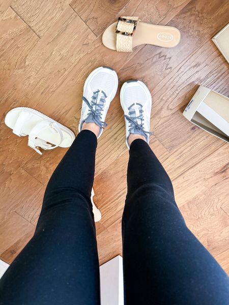 On Cloud runner 2 sneakers - sized up 1/2 size - color frost /white

Leggings size XS 


#LTKFitness #LTKActive #LTKShoeCrush