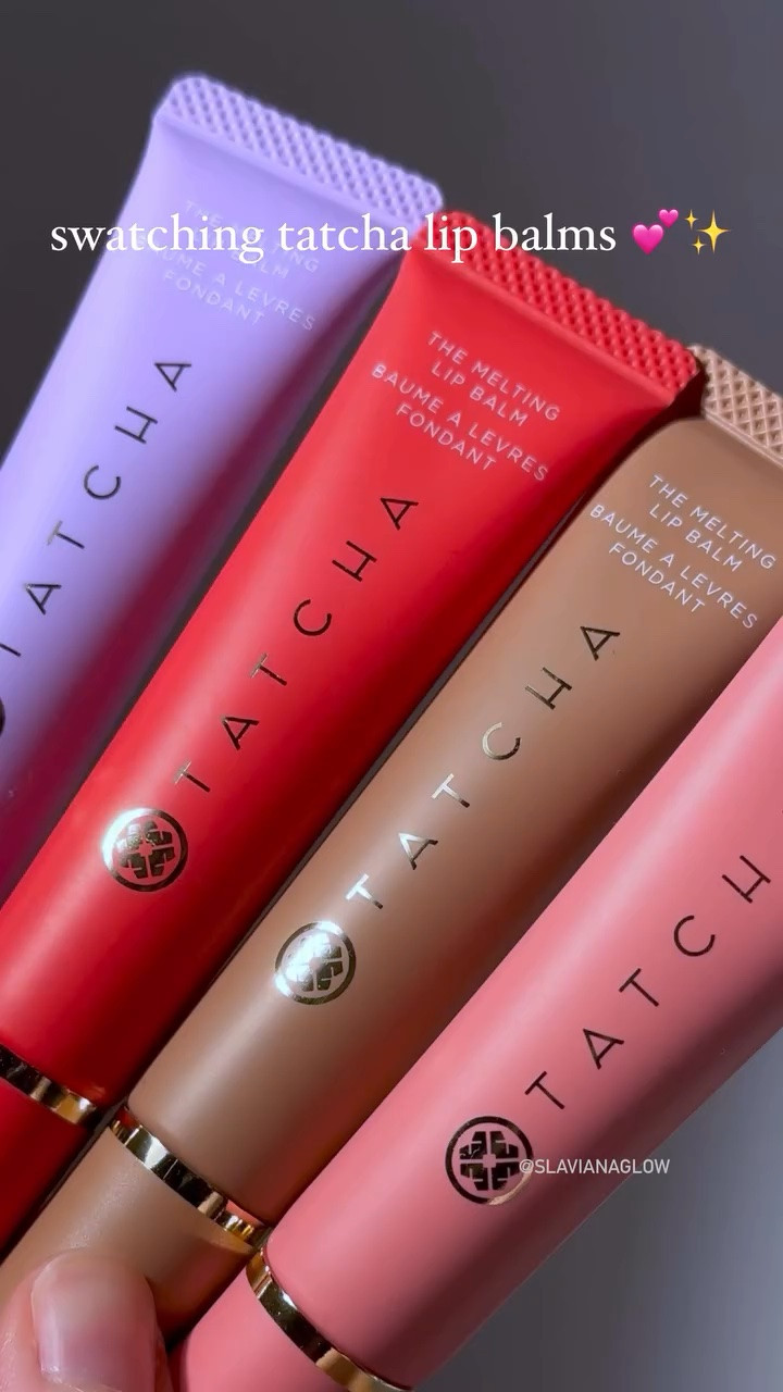 swatching new tatcha lip balms ✨

@tatcha the melting lip balm
💜 papuru
❤️ reddo
🤎 kola
🎀 pinku

Which shade are you picking? 🤔💭

🏷️ tatcha the melting lip balm, tatcha lip balm swatches, papuru lip balm, reddo lip balm, kola lip balm, pinku lip balm.

#tatcha #glossylips #makeup #lipswatches #softglam