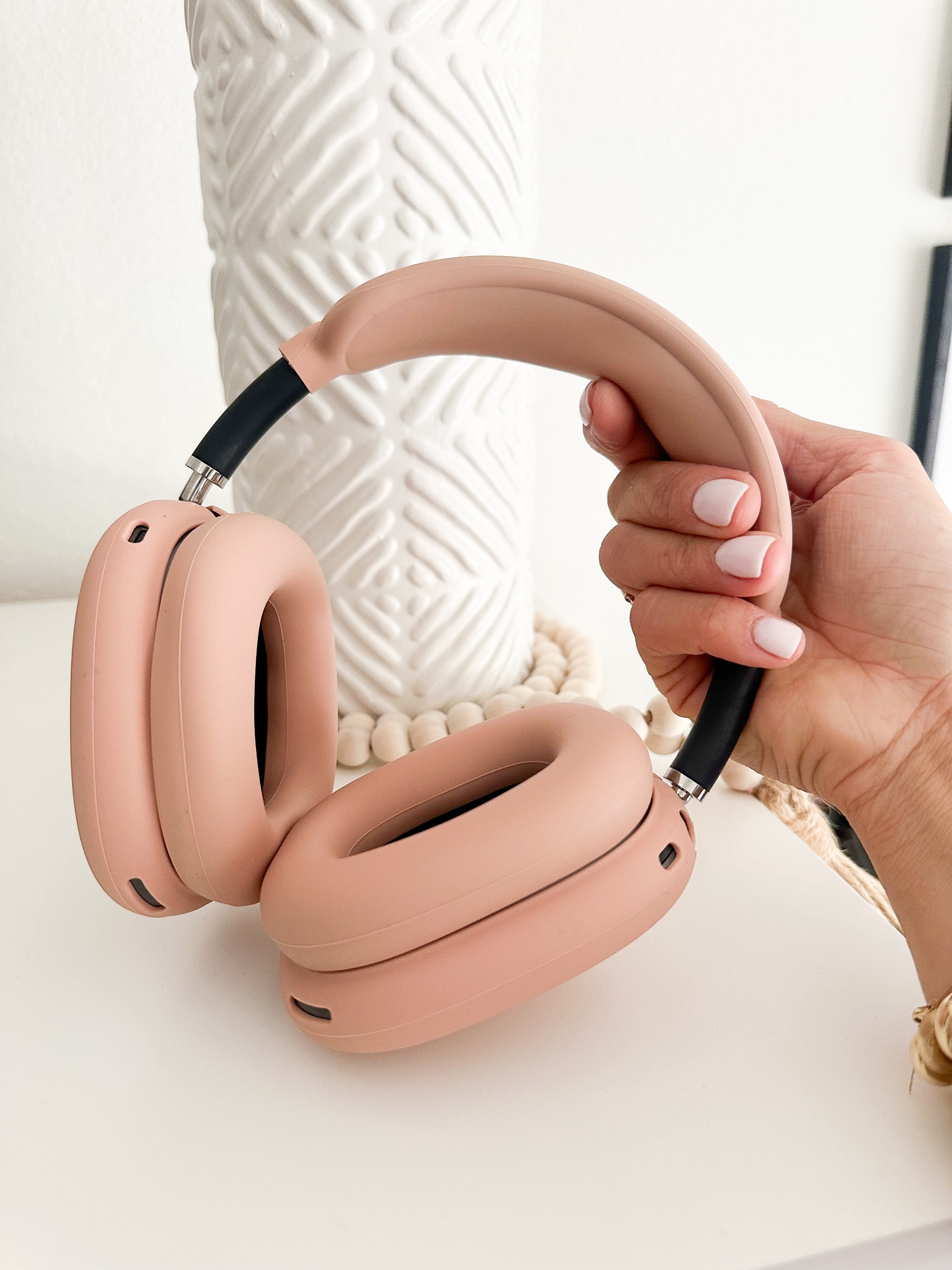 🎧 Currently in- love with new Apple cover!! I was so tired of my phone getting so sweaty and dirty after the gym. This has been the best investment. 