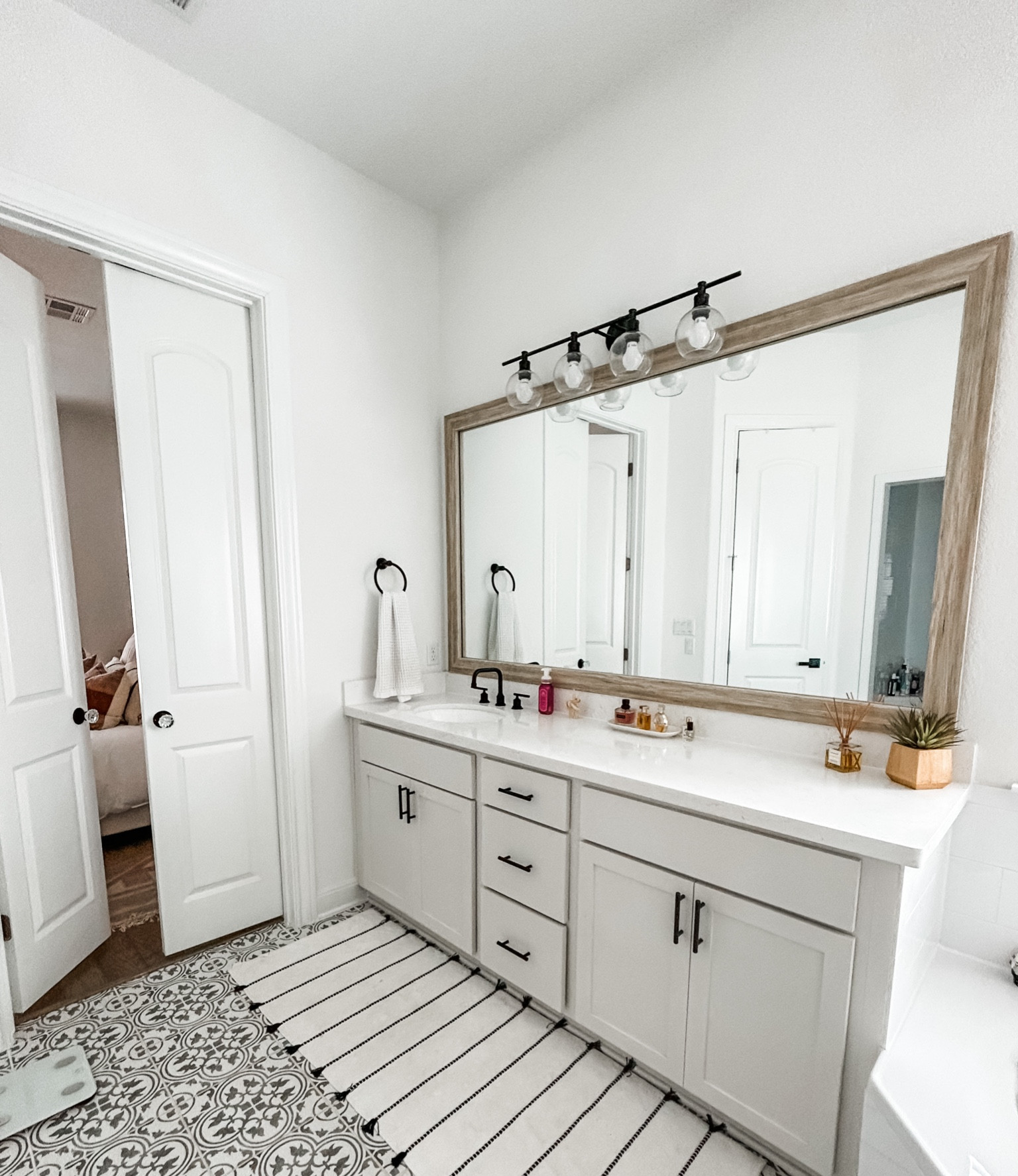 master bathroom - bathroom decor - bathroom style

#LTKhome #LTKstyletip #LTKFind