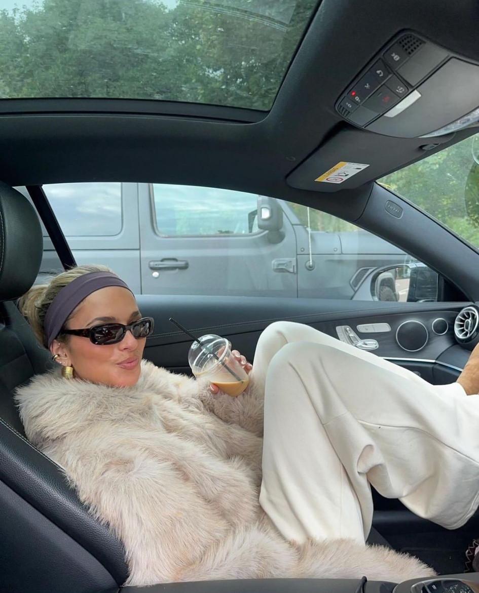 Boo-boo coat, Jogger, Sunnies, Fall outfit, Autumn clothes,Transitional outfits, Outfit ideas, Outfit inspo, Autumn fashion, Autumn pieces 

#LTKeurope #LTKautumn #LTKstyletip