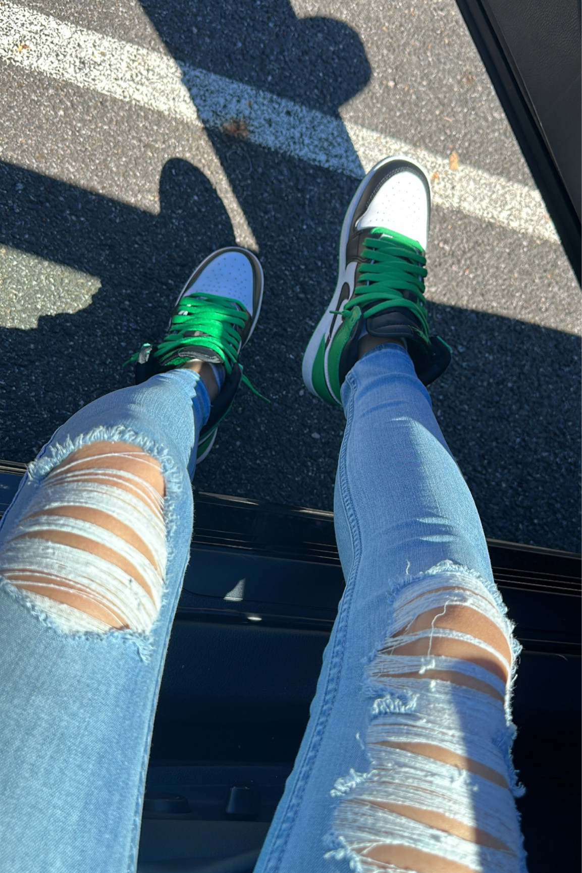 #sneakers #jordan #jordan1 #highrise #jeans #ripped #rippedjeans #fashion #style

#LTKstyletip #LTKshoecrush