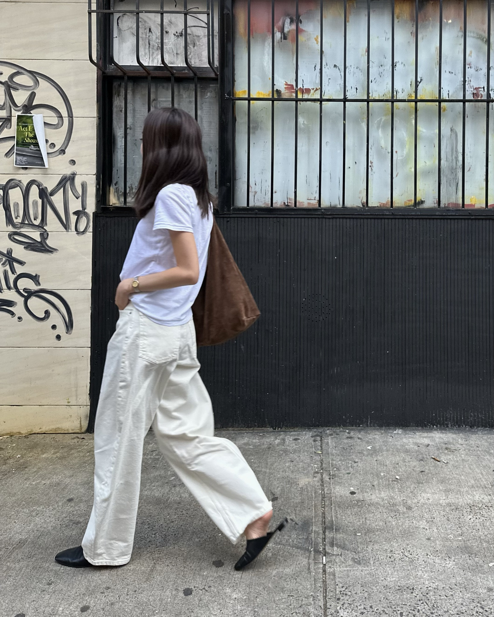 casual white outfit 🤍 tee: jcrew, barrel jeans: everlane, mules: everlane, suede bag: &otherstories

#LTKItBag #LTKStyleTip #LTKShoeCrush