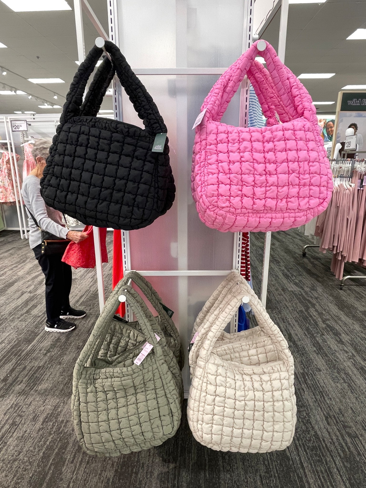 Puffer tote


#LTKSeasonal #LTKShoeCrush #LTKFindsUnder50