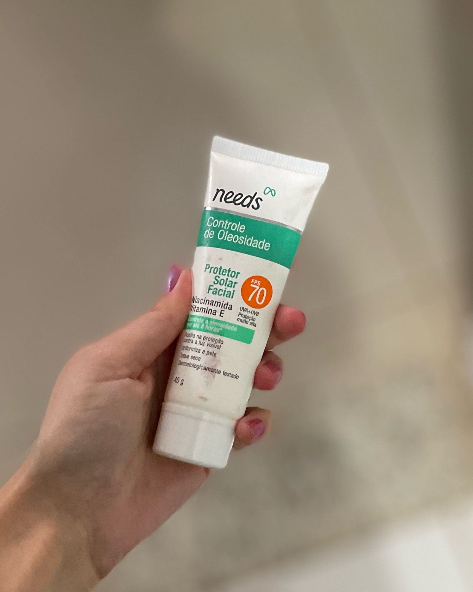 ✨ Dica de protetor solar sequinho para pele oleosa ✨
Esse é o protetor solar facial da Needs com FPS 70, com proteção UVA e UVB, e ainda auxilia na proteção contra a luz azul (das telas de celular e computador). Além disso, tem o toque seco e controla a oleosidade por até 8h.
Ele é dermatologicamente testado, não comedogenico e hipoalergênico. 
Minha opinião: eu gosto desse produto. Pelo valor, é ótimo. Não deixa a pele oleosa, nem arde os olhos. Possui um leve cheiro de fundo. Ponto negativo: ele descasca um pouco, dando aquela sensação de descamação. Mas já apliquei make por cima dele e deu tudo certo! 

#LTKGift #NatalLTK

#LTKbrasil #LTKbeauty