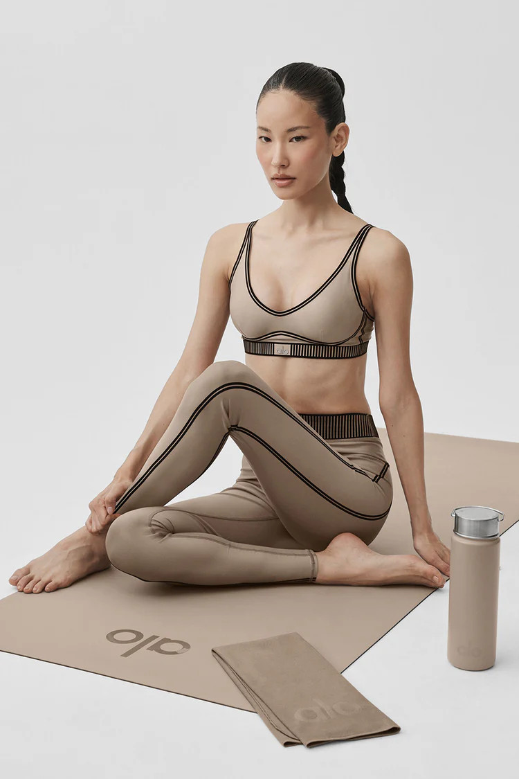Performance No Sweat Hand Towel - Gravel | Alo Yoga