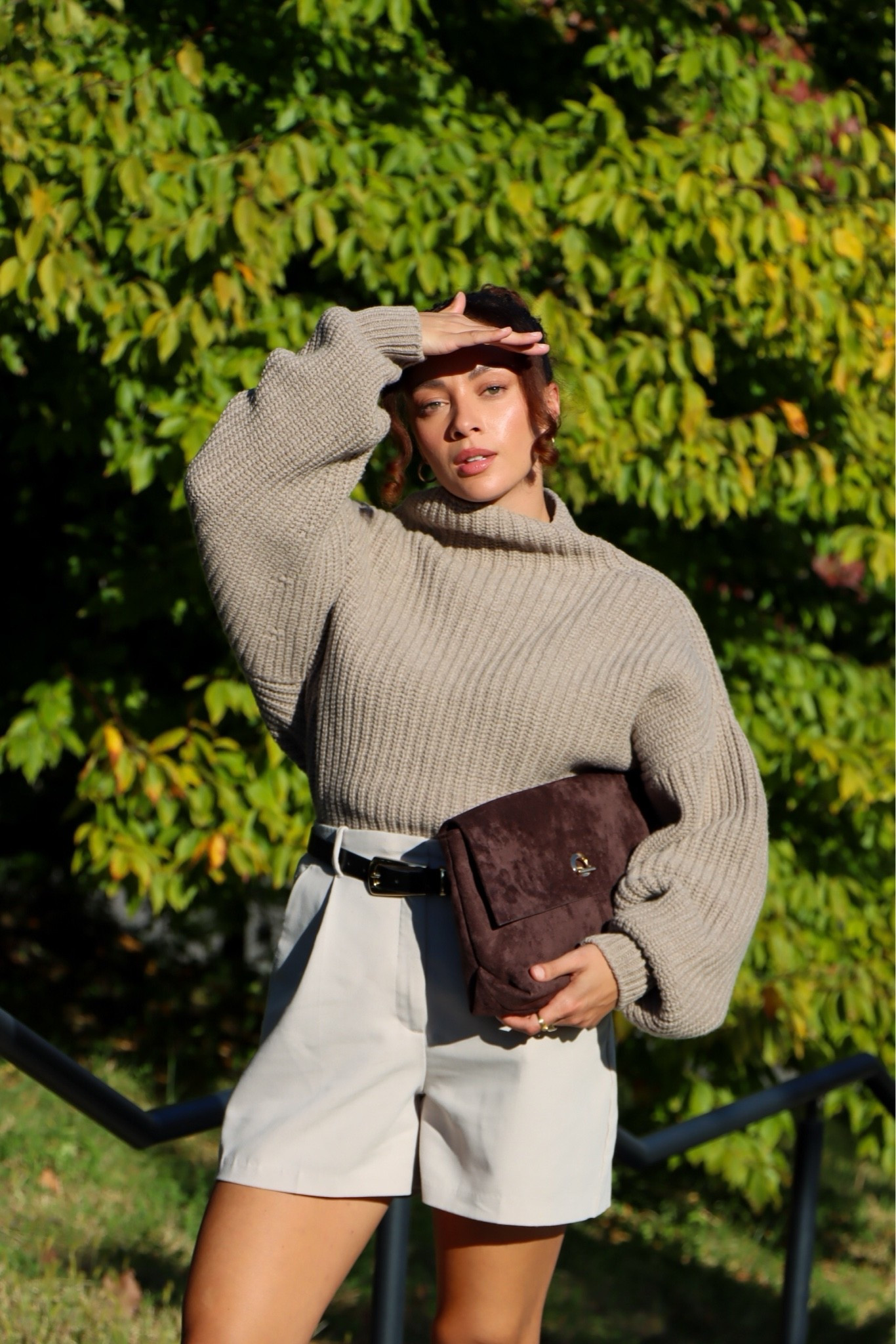 Early fall OOTD | chunky knit sweater from Sézane, tailored shorts from Abercrombie, statement belt, and a suede brown clutch from old navy!
