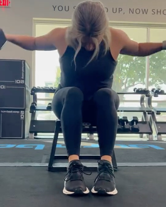 Some of my favorite active wear.. in motion. 🖤



#FitMoms #MomsWhoLift #Lululemon #GymsharkUS #Gym #OnCloud 

#LTKStyleTip #LTKActive #LTKFindsUnder50