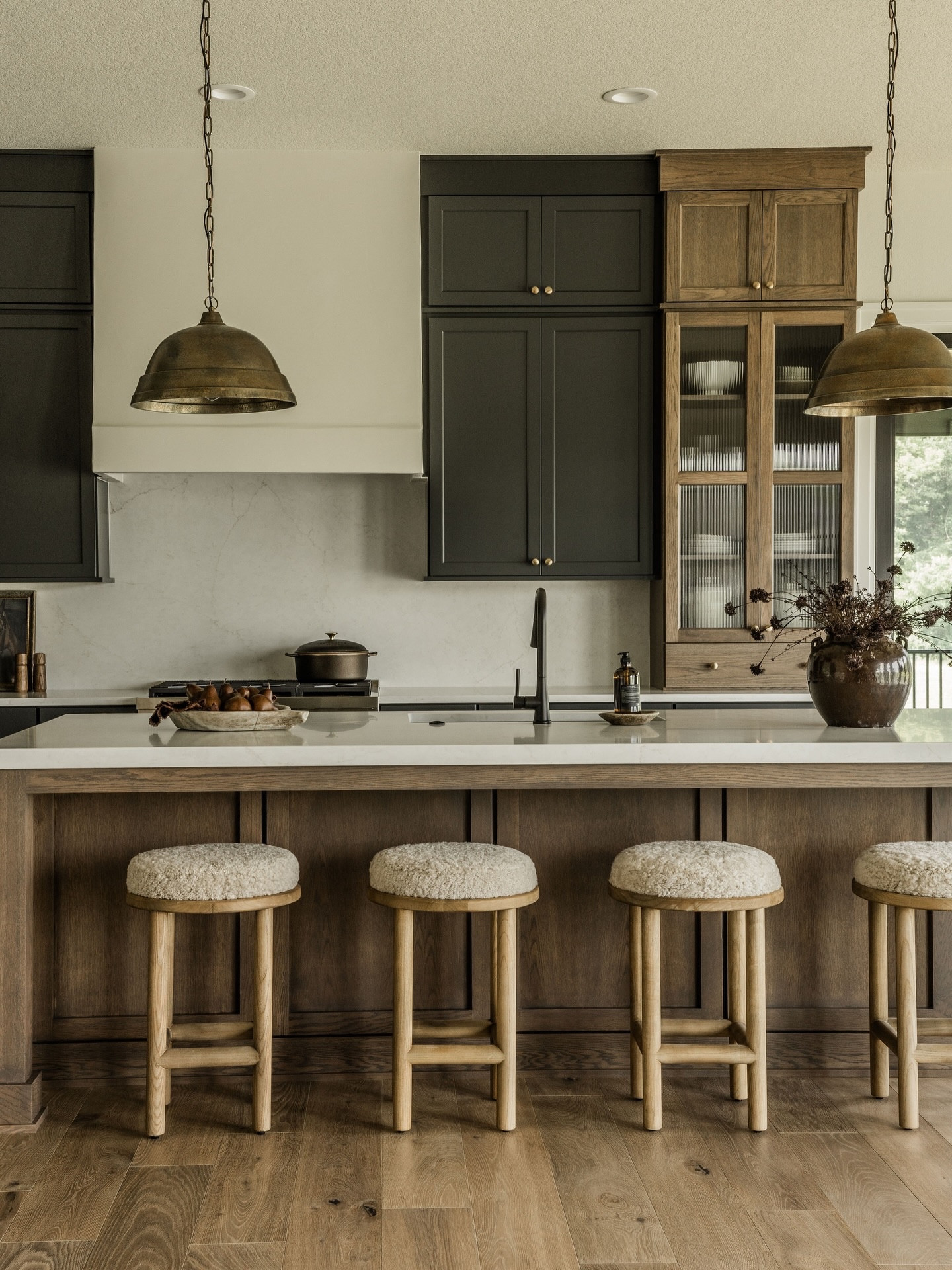 A dream kitchen and great room 🙌🏻 The blend of warm white oak, a deeper cabinet tone, and soft white walls makes this space feel effortlessly cozy and inviting. Looking for a link to something in this post? Comment “shop” and we’ll send ya a dm!
•
•
•
•
📸@brookepavel
