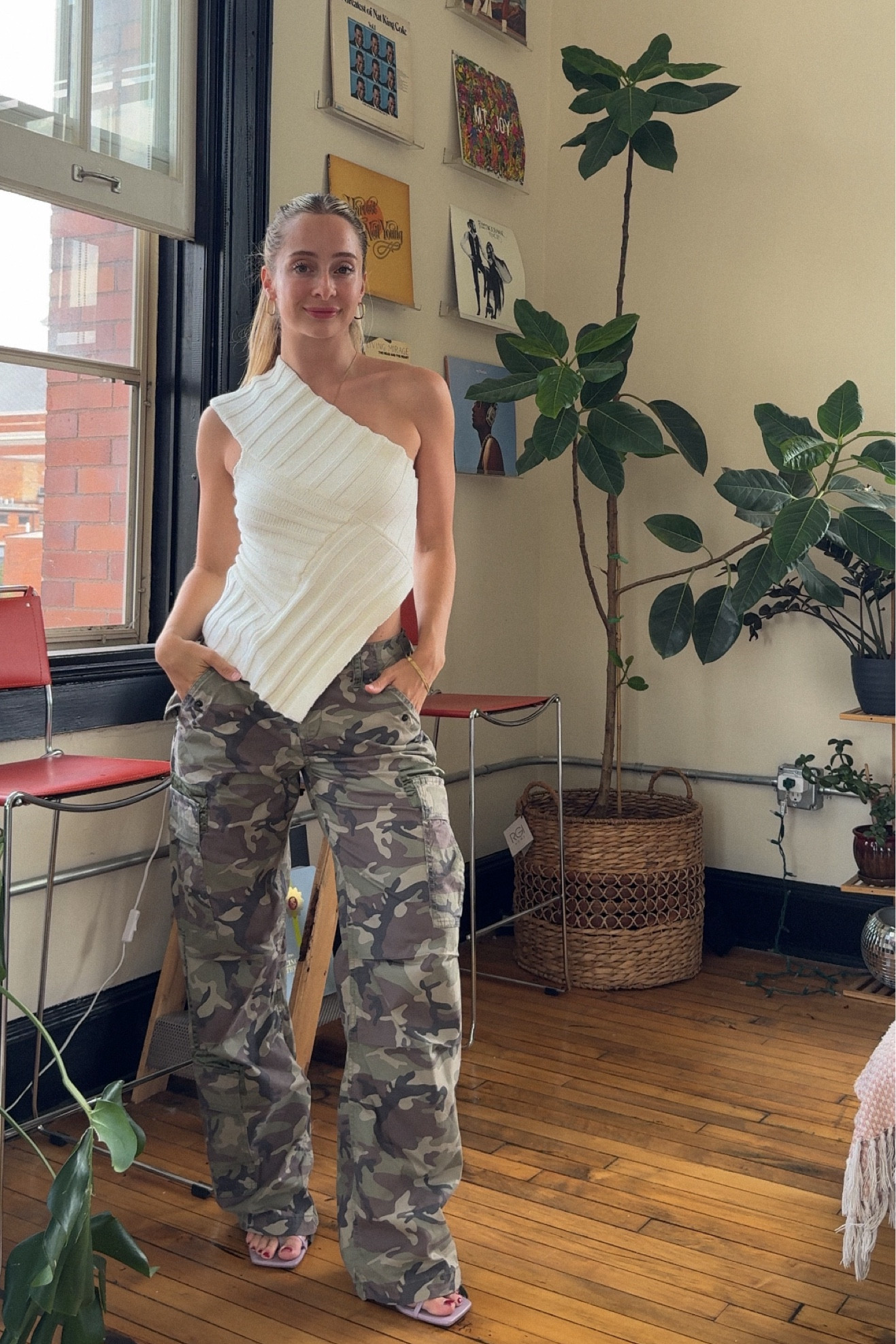 Camo pants on MAJOR sale

I got a 26 for a baggier fit but def could have done a smaller size and they still would be oversized, the waist is also adjustable! They are also SOOOO long but the hem is adjustable too! 