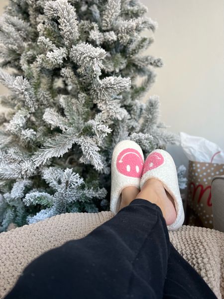 Cozy morning
Pink Smiley Slippers, size 5-6 womens

#rachaelholm #slippers

#LTKGiftGuide