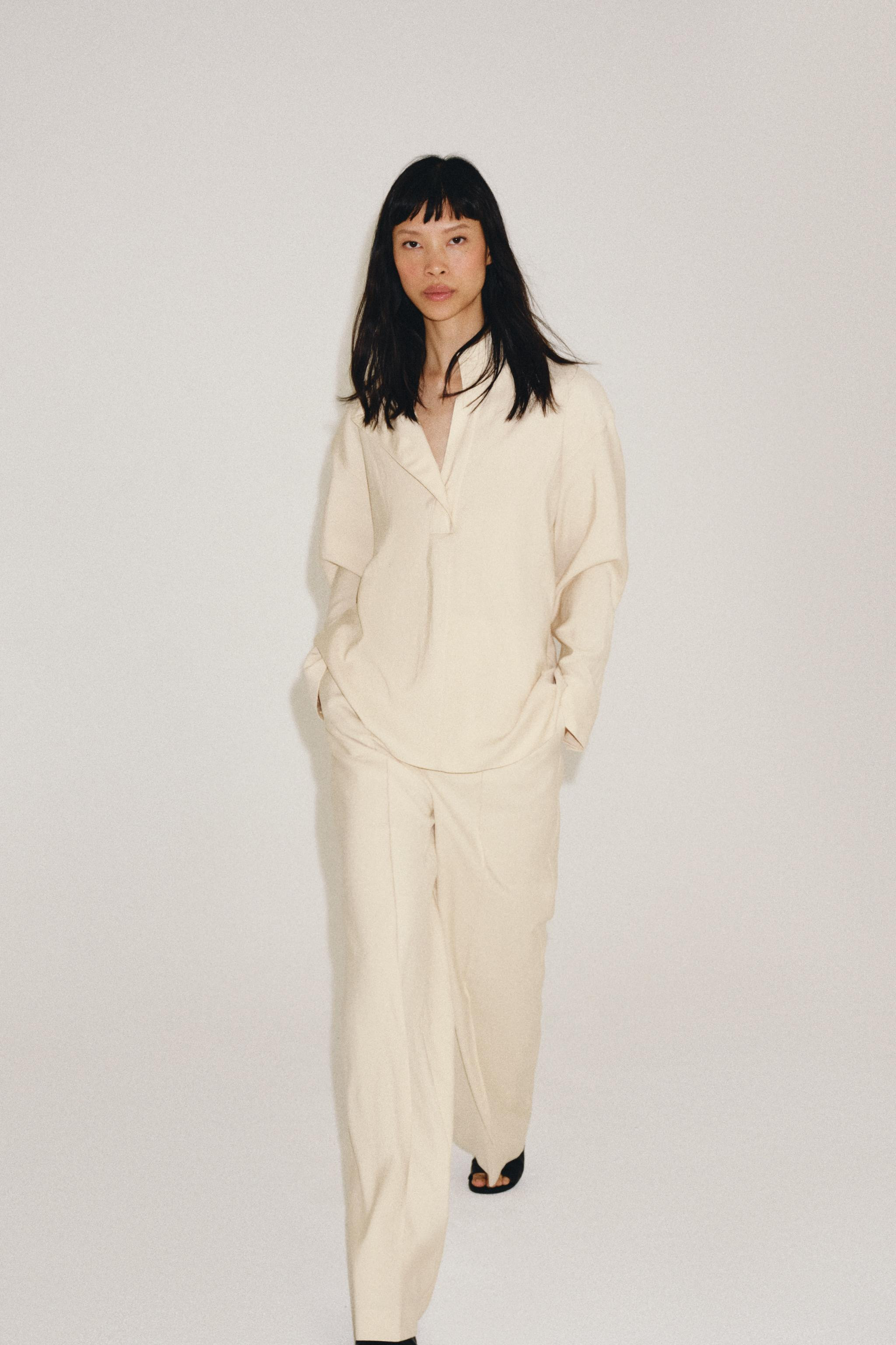 ZARA WOMAN KOLLEKTION. Hose mit mittelhohem bund aus einem garn mit viskosemix. Mit verdeckten na... | Zara DE