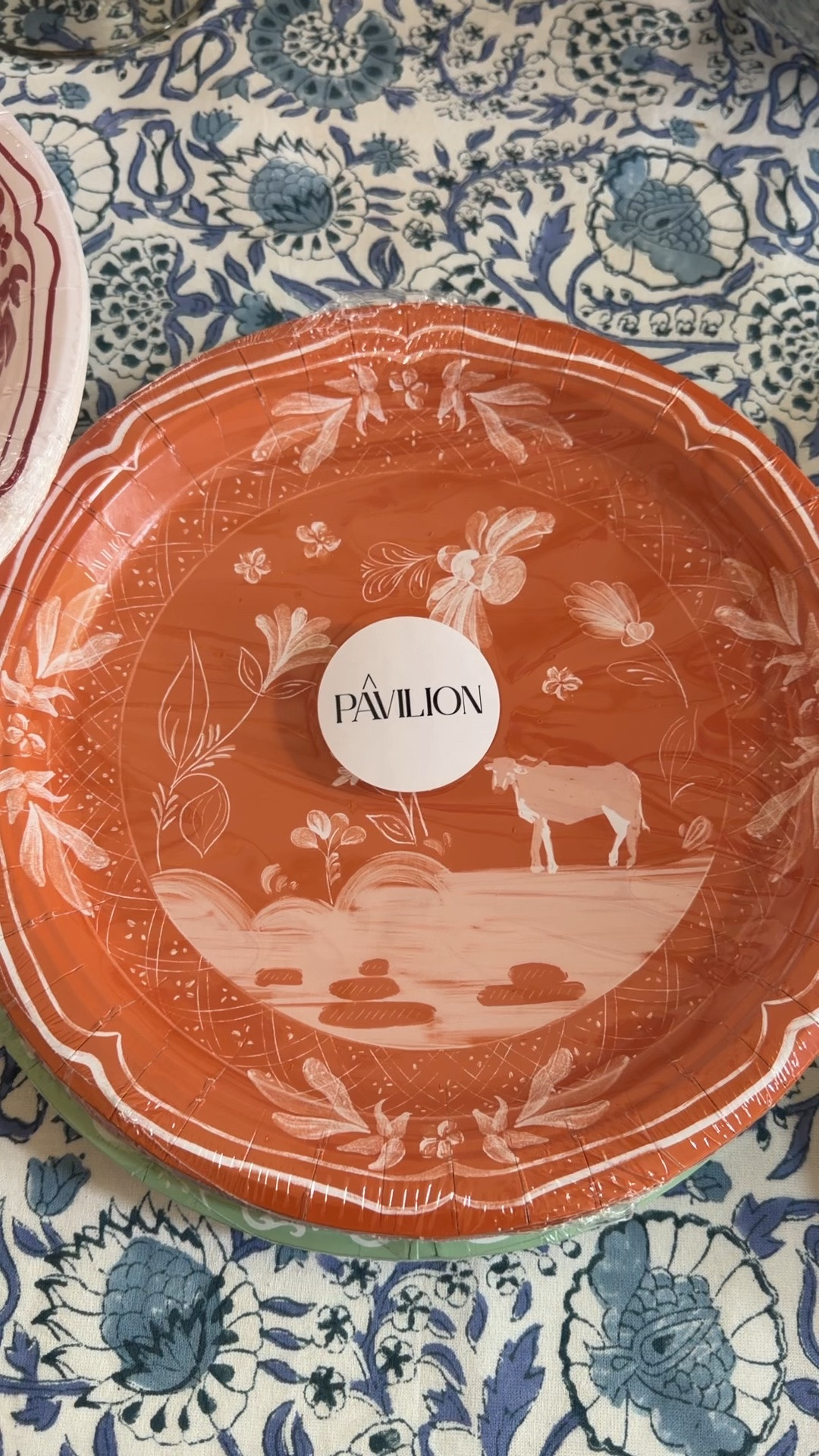 Where are my game day people!?  If you are looking for the prettiest paper plates for your tailgate- look no further!!  @Pavilion Paper has a game day drop that is so good!!!  Can’t wait to set some pretty tables- and do a fun tailgates with these.