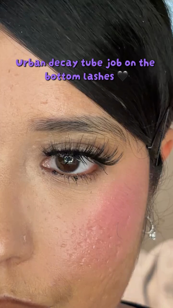 Love this urban decay tubing mascara on the bottom lashes 🖤