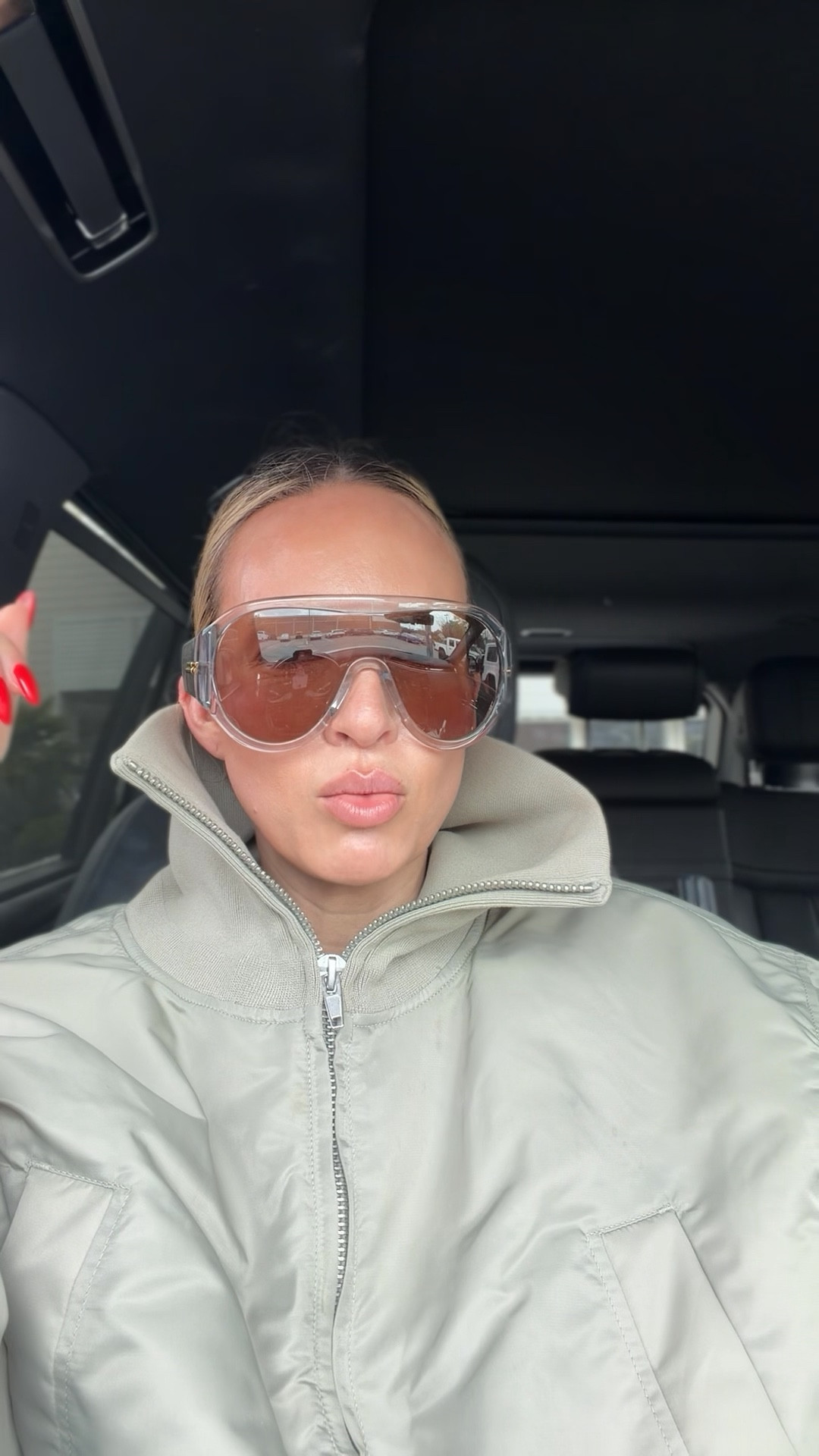 I’m pretty sure this H&M jacket is sold out sadly, but I linked some very similar ones below ￼

#LTKmomlife #LTKmorningroutine #LTKdayinmylife