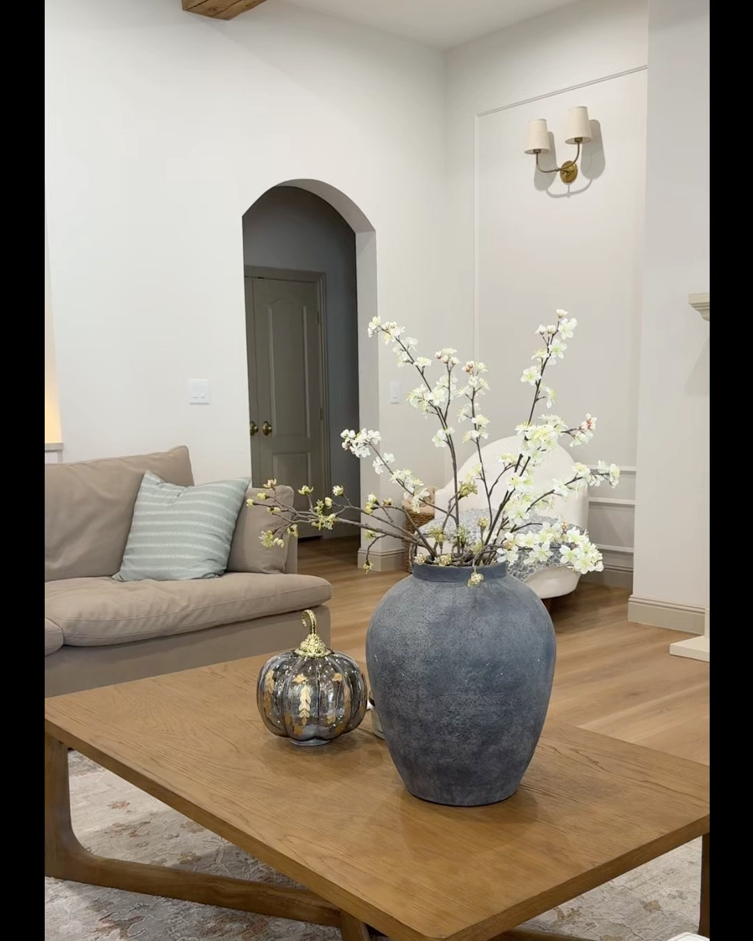 I added some Fall color to my living room today and it’s making me so happy. I’ll link all the stems I used. 