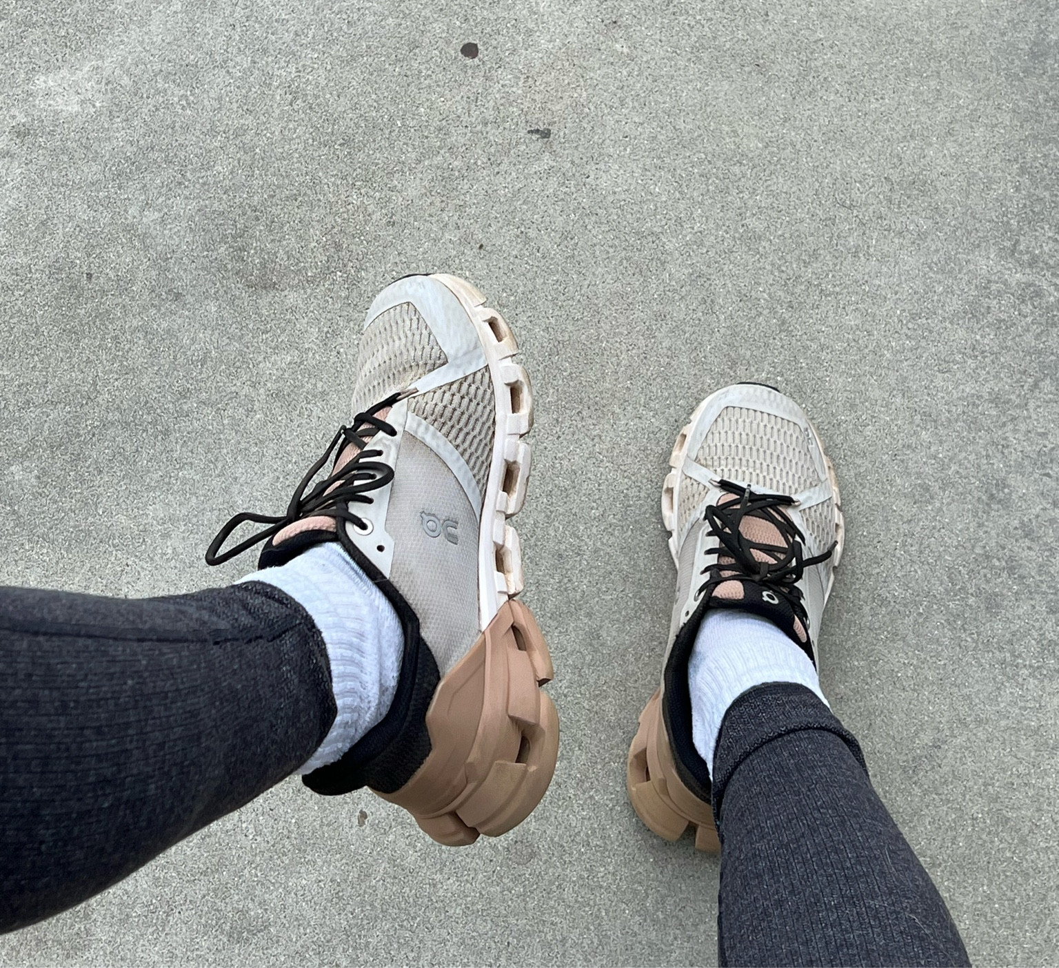 I’ve had these for years so they’re dirty but they’re still in such good condition and so comfy #runningshoes #oncloud #sneakers 