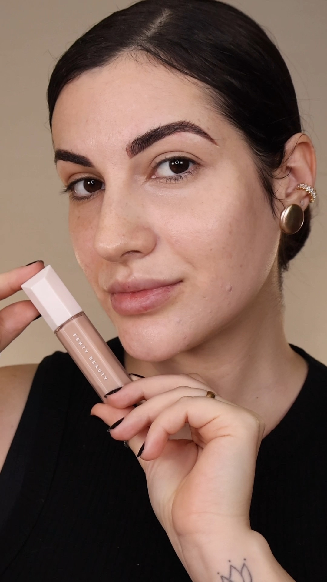 Corretivo Sérum Hidratante We’re Even de Fenty Beauty ✨

Como sou grande fã dos produtos de Riri não pude deixar de testar o novo corretivo da linha! 

Sua fórmula é enriquecida com ativos que hidratam a pele por até 12h e ajudam a reduzir os sinais de fadiga ao redor dos olhos. A textura é bem leve e espalha com facilidade, porém entregando uma cobertura média construível. A fórmula é de longa duração, resistente ao suor, umidade, à transferência e é a prova d’água. 

No vídeo eu fiz minha pele toda com uma camada do corretivo e ele se fundiu perfeitamente, deixando um um acabamento de segunda pele, muito natural e que não enfatiza texturas, poros ou linhas de expressão. 
Percebo que se eu não selo com pó e estou com uma preparação de pele mais hidratante, o corretivo acaba acumulando um pouco nas minhas linhas finas abaixo dos olhos. Resolvi isso preparando minha pele de forma mais enxuta e com produtos de textura mais fina e selando com um pouco de pó ao redor dos olhos. Daí fica perfeito o dia todo sem problemas! 

A cartela de cores é maravilhosa, como todos os produtos de @fentybeauty ! São 50 tons disponíveis e todos os tons de pele tem a possibilidade de encontrar o seu. O meu tom exato é o Light 150N, que é um tom claro com subtom neutro.

Ele é vendido exclusivamente na @sephorabrasil e custa R$199. Sua embalagem vem com 9mL de produto. 

Eu amei a textura e o acabamento desse corretivo! Gosto muito como deixa a pele leve e com uma luminosidade sútil de uma pele saudável e hidratada. Acredito ser uma ótima opção para todos os tipos de pele, especialmente as mistas, secas, maduras e sensíveis. 

#LTKbrasil #LTKVideo #LTKbeauty