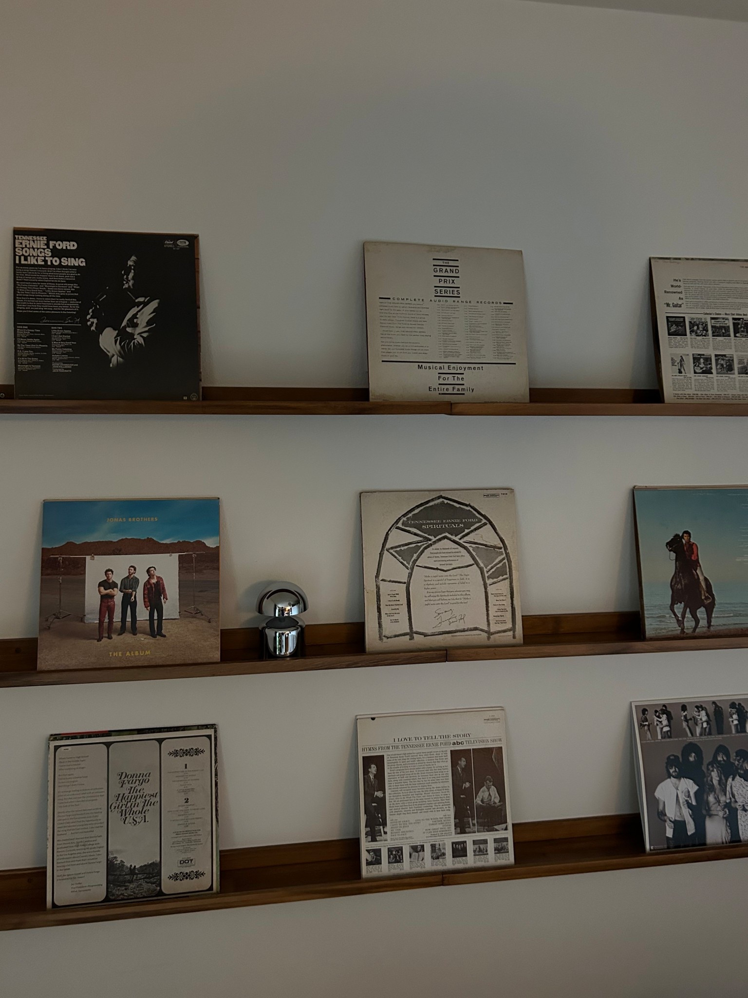 Linking my floating shelves. I have them in color Light Walnut 🤎

#LTKHome #LTKSaleAlert #LTKFindsUnder50