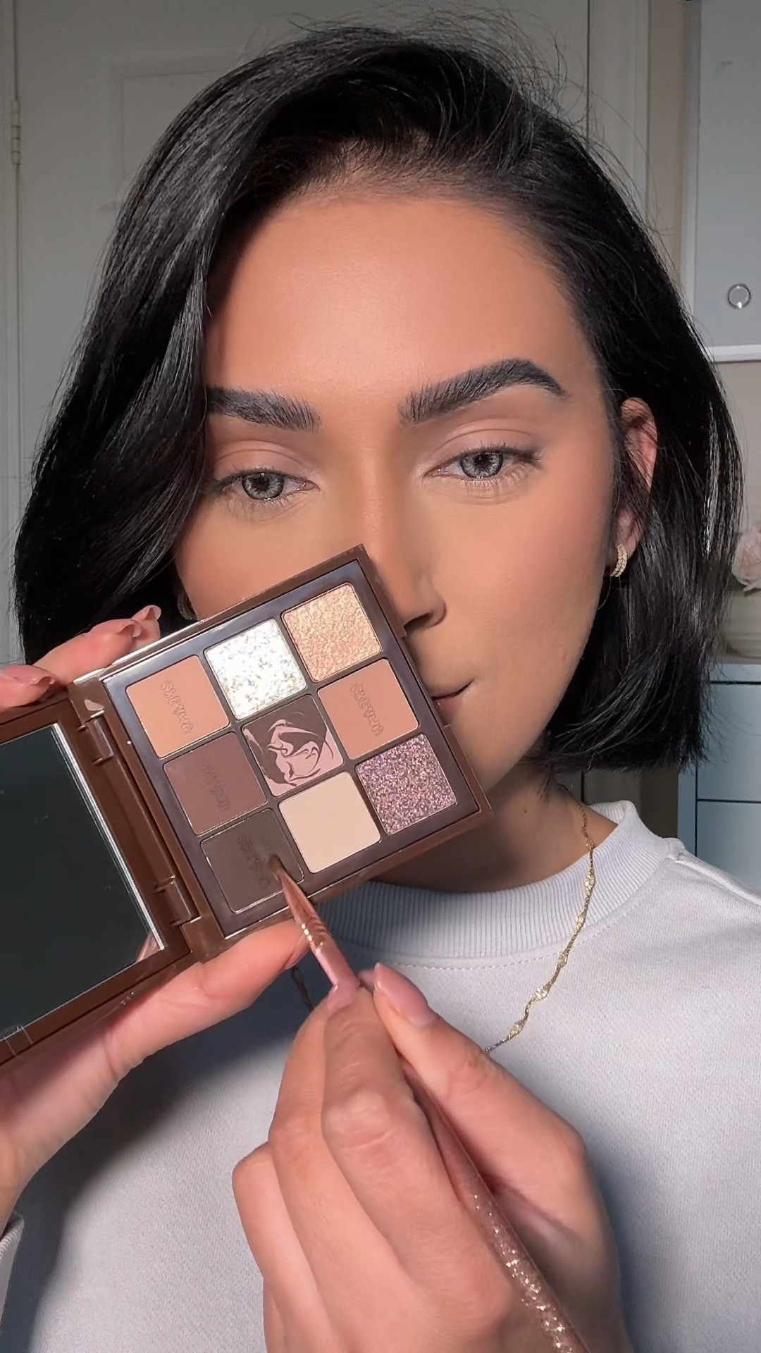 One of my favorite eyeshadow looks 🤎

Artist color pencil shade - all around white
Lip liner - cool brown 
Lipstick - pure Hollywood 