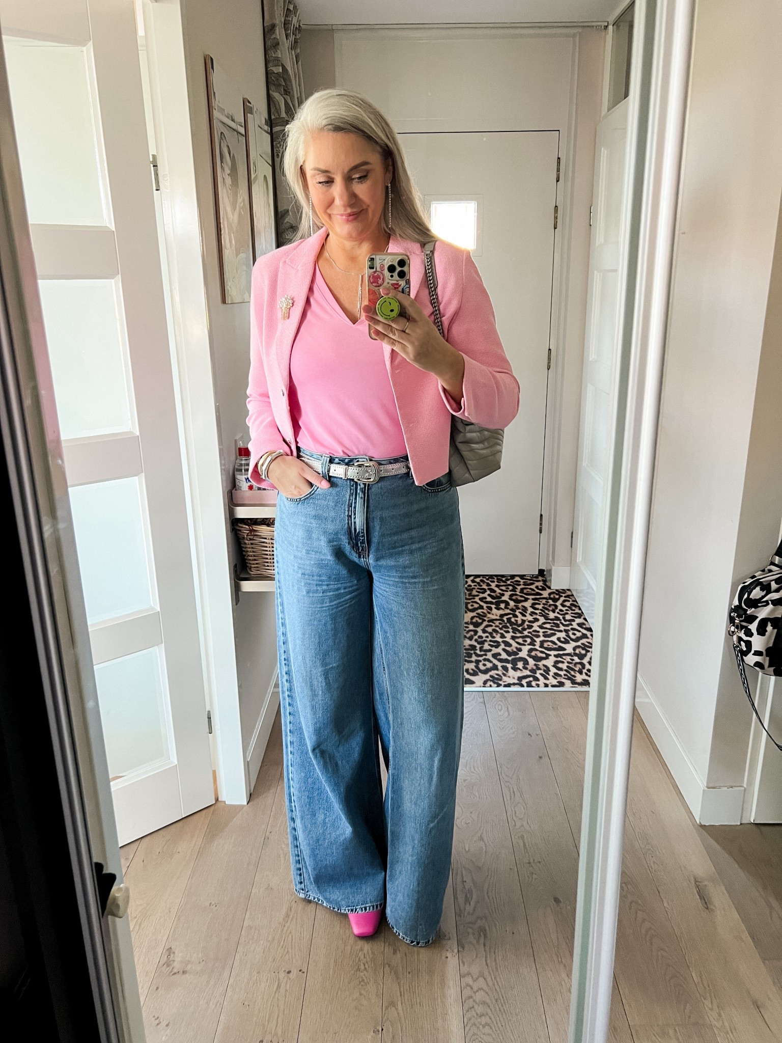 OOTD - Zaterdag. Valentijnsdag. Roze cropped blazer (Norah, 42), roze t-shirt met v-hals (40), super wide leg jeans (32/36”) zilverkleurige riem met studs (Shoeby), popcorn 🍿 broche, Strass ketting (Shoeby) en een grijze YSL LouLou tas. De goud met roze laarzen zijn van DWRS x Ramijntje. 



#LTKeurope #LTKnederlands #LTKdatenight
