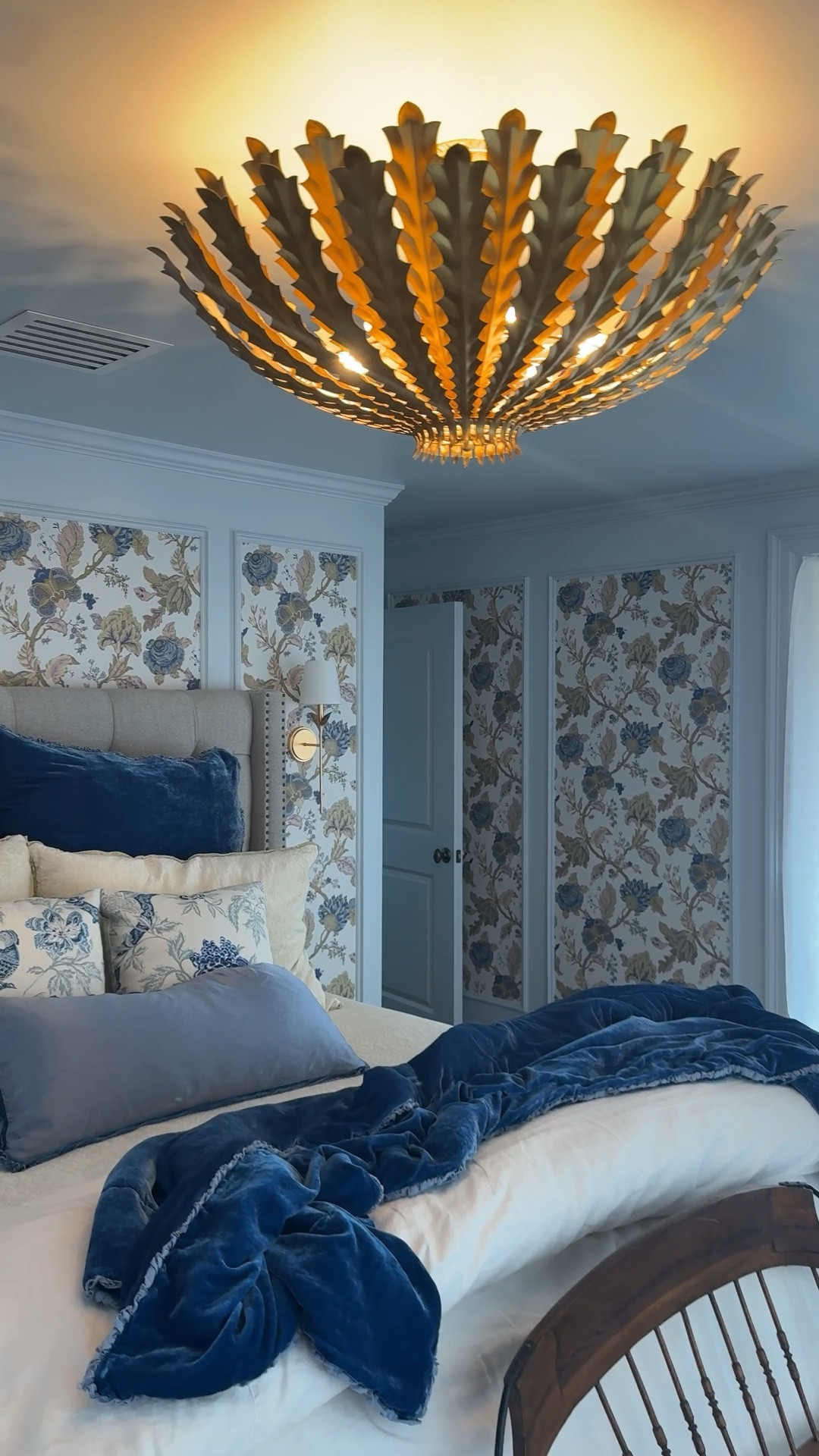 A closer look at the lighting in our bedroom ✨
The gold leaf detail reflects light upward, giving the room a softer, more elevated feel.
#ltkhome #lightingdetails