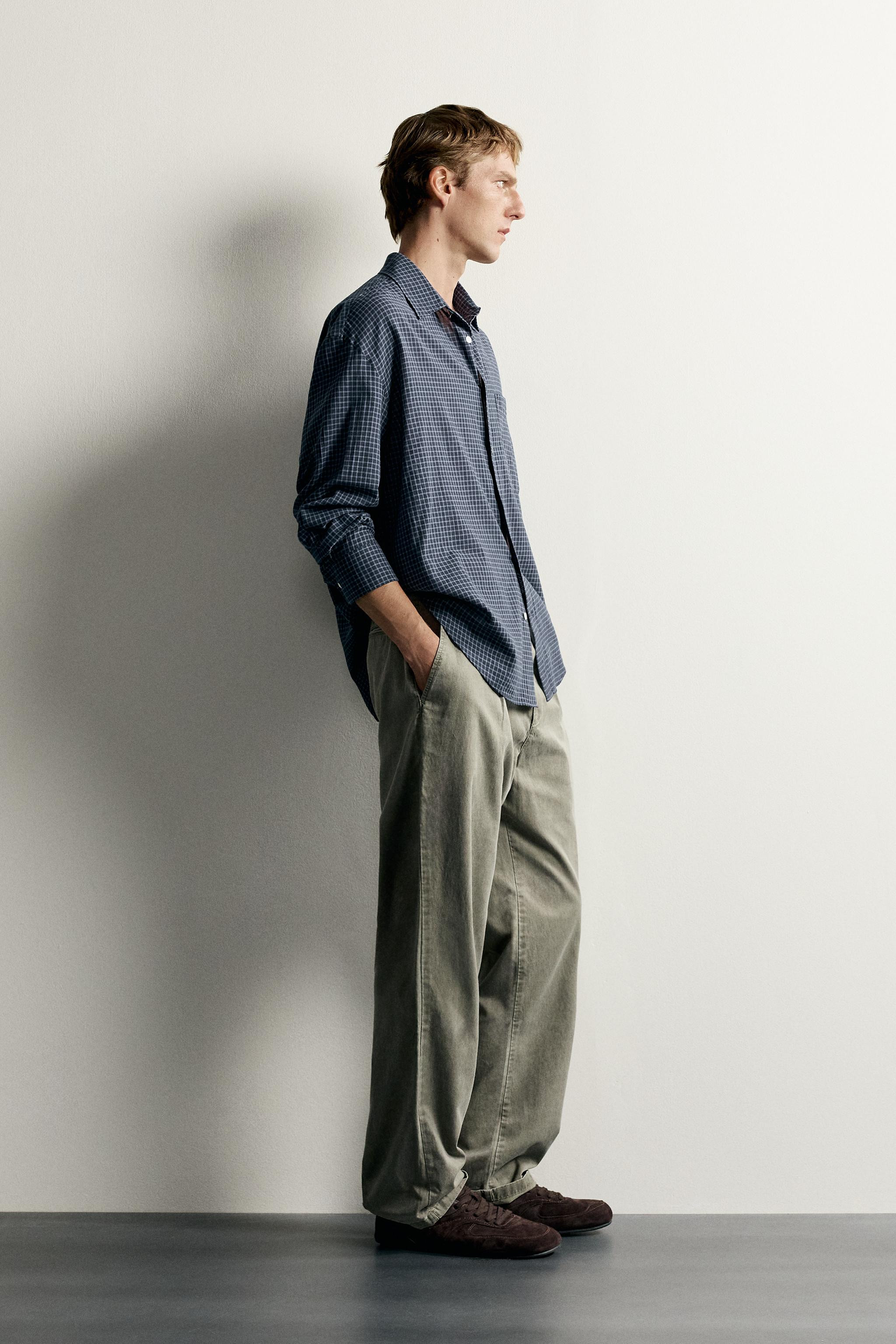 Relaxed fit cotton shirt featuring a regular collar, long sleeves with buttoned cuffs, a chest pa... | Zara US