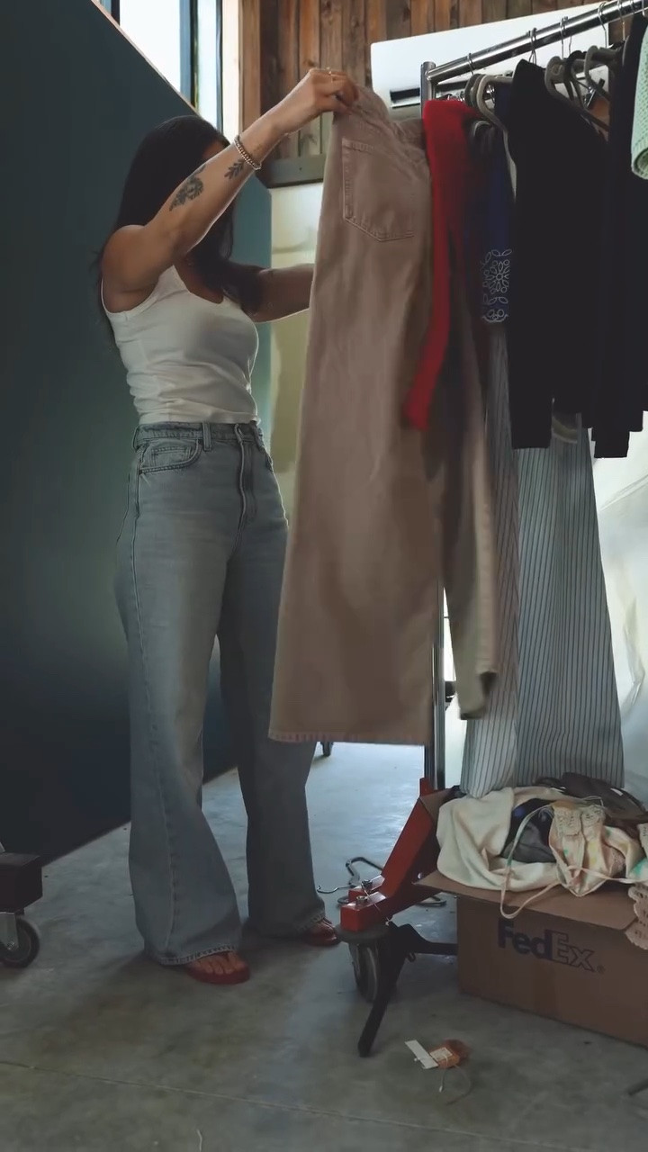 A little bts of my day 🫶🏼 thank you @hydrojug for the gifts. Their newest collection launches tomorrow and I know this collection will go fast! 

#gifted items from @hydrojug #hydrojug #jeans #dayinthelife #bts

#LTKootd #LTKSeasonal